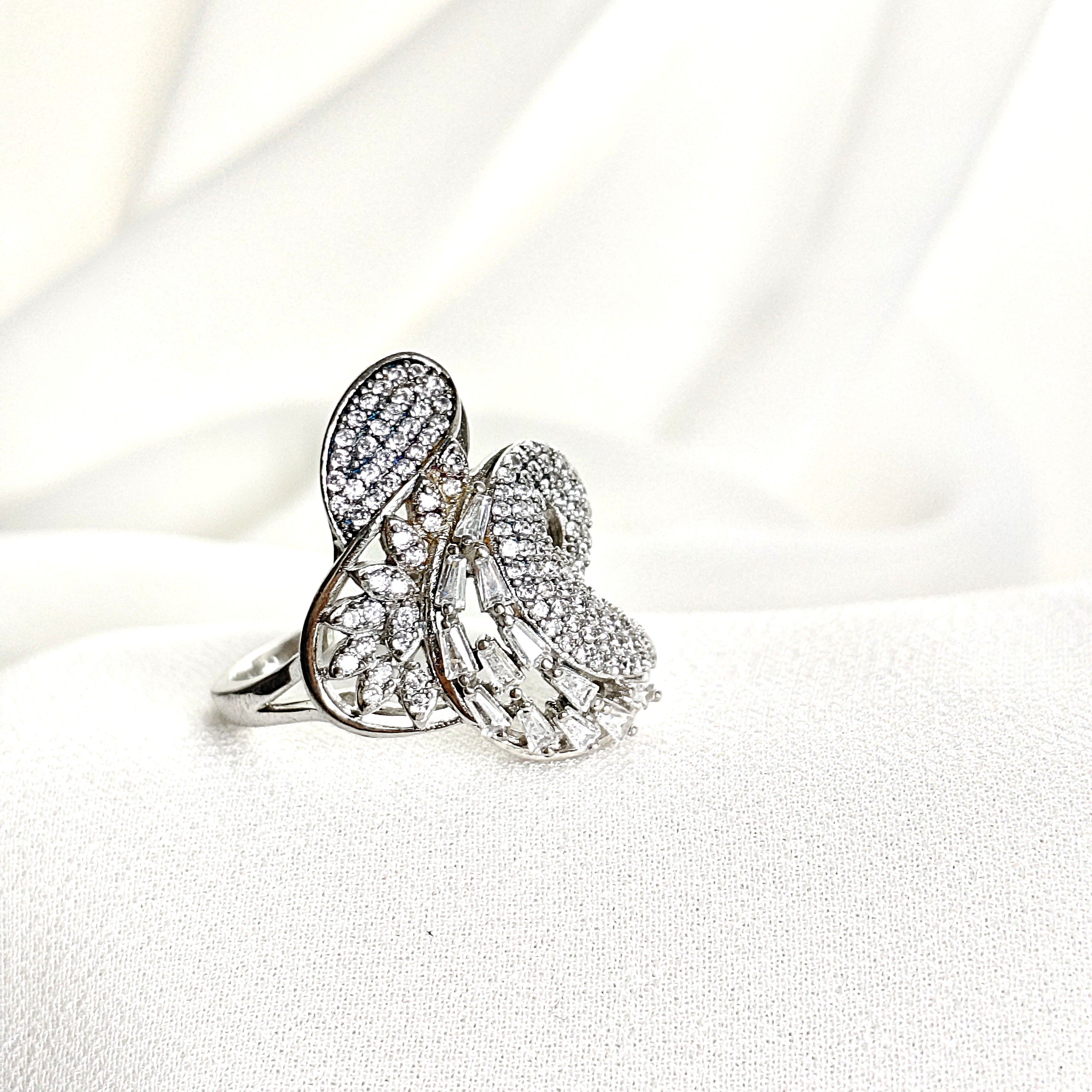 Bague en argent rhodié design papillon pavée de zircons Bague en argent rhodié design papillon pavée de zircons