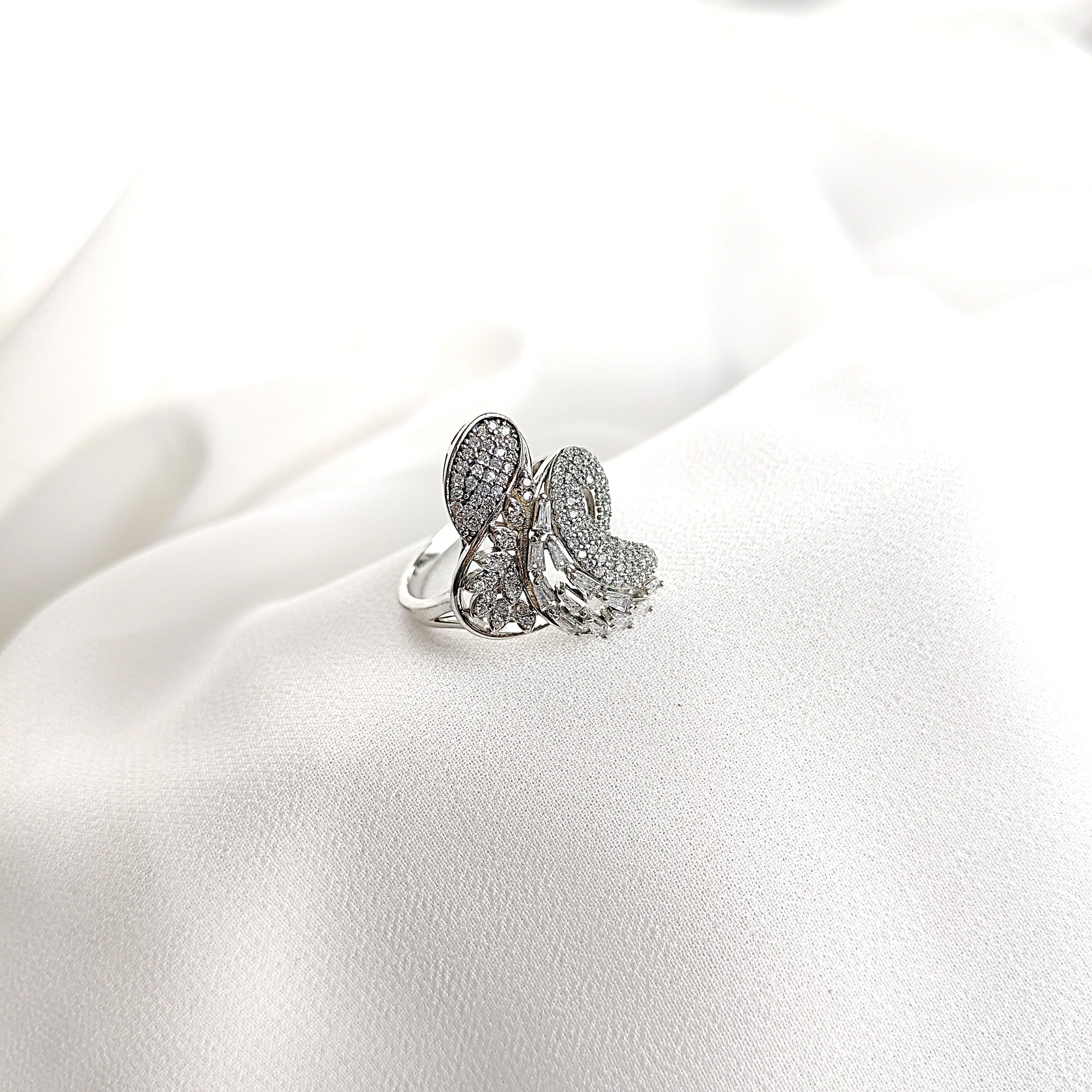 Bague en argent rhodié design papillon pavée de zircons Bague en argent rhodié design papillon pavée de zircons