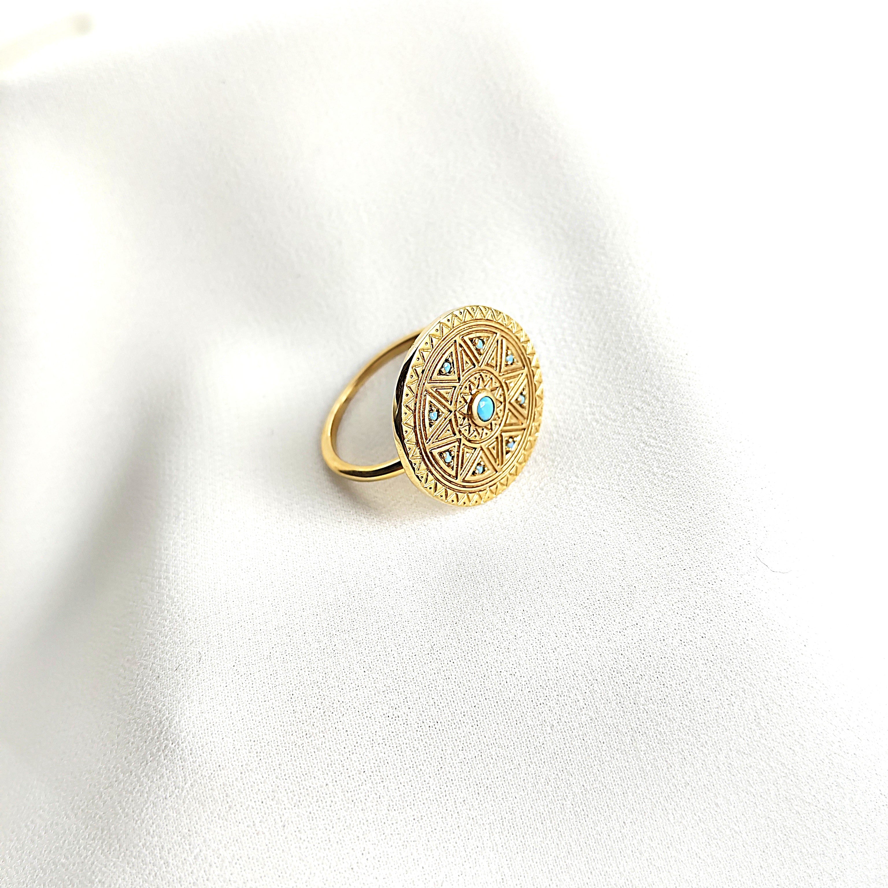 Bague en plaqué or motif mandala avec pierres turquoise Bague en plaqué or motif mandala avec pierres turquoise
