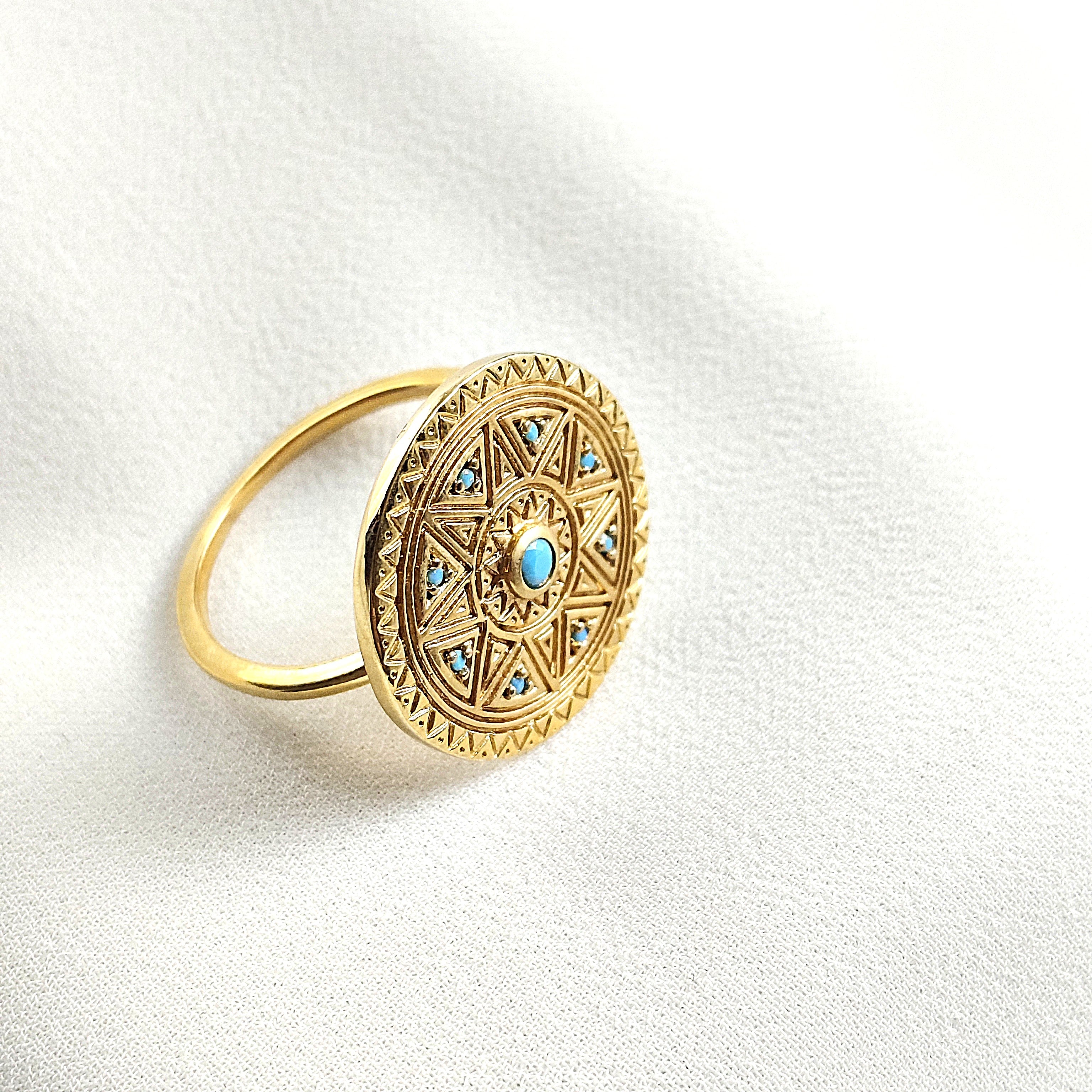Bague en plaqué or motif mandala avec pierres turquoise Bague en plaqué or motif mandala avec pierres turquoise