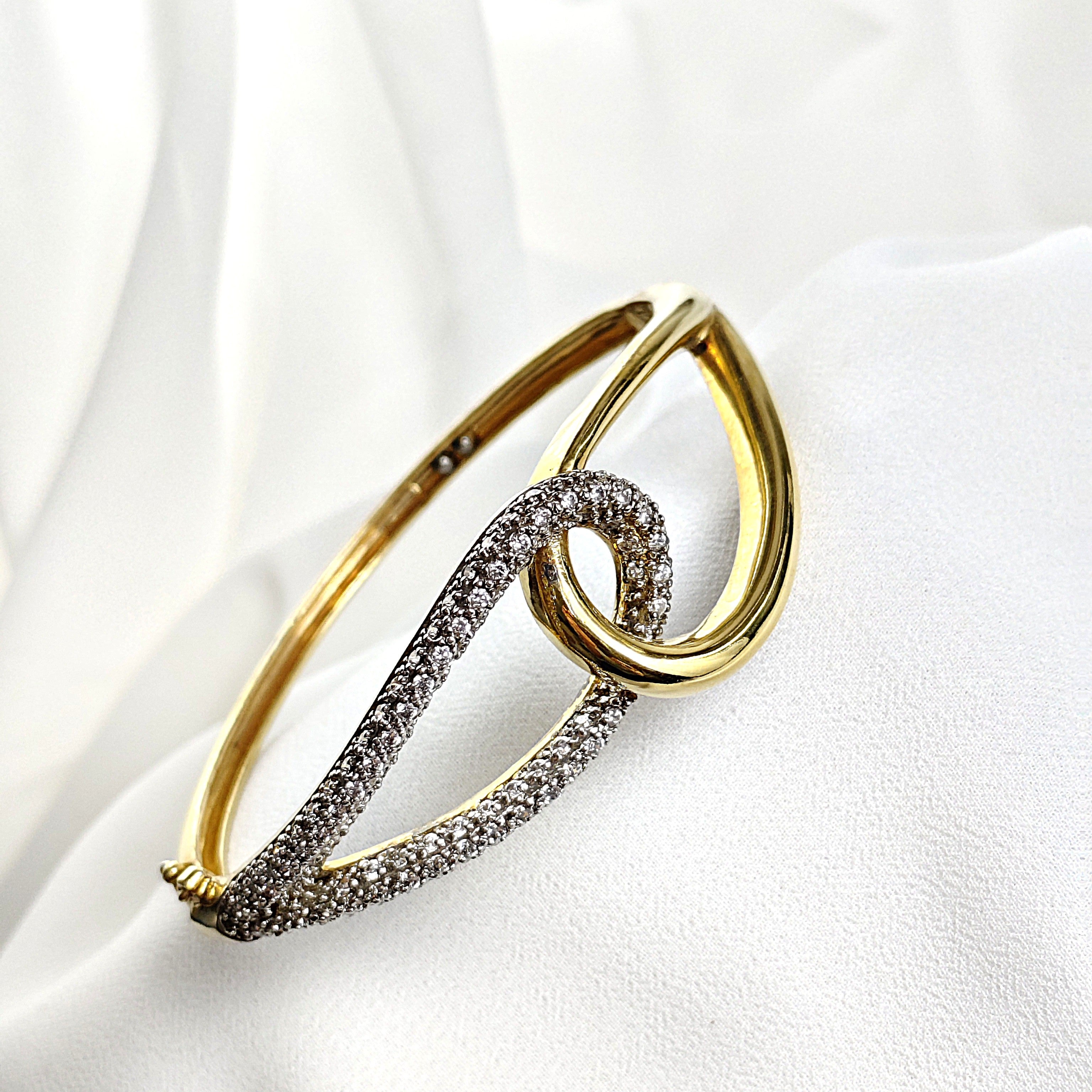 Bracelet en plaqué or design entrelacé avec zircons scintillants Bracelet en plaqué or design entrelacé avec zircons scintillants
