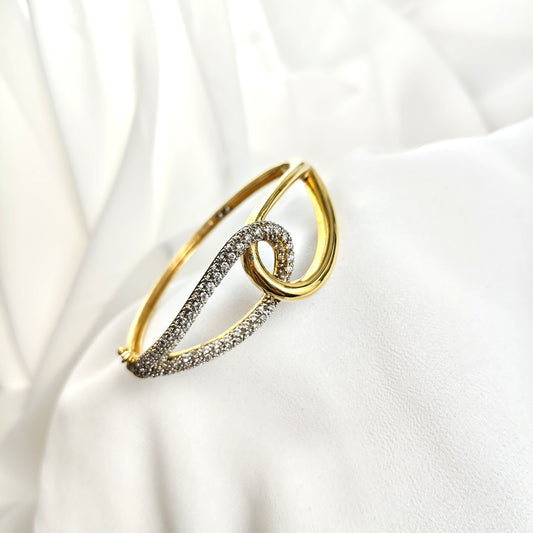 Bracelet en plaqué or design entrelacé avec zircons scintillants