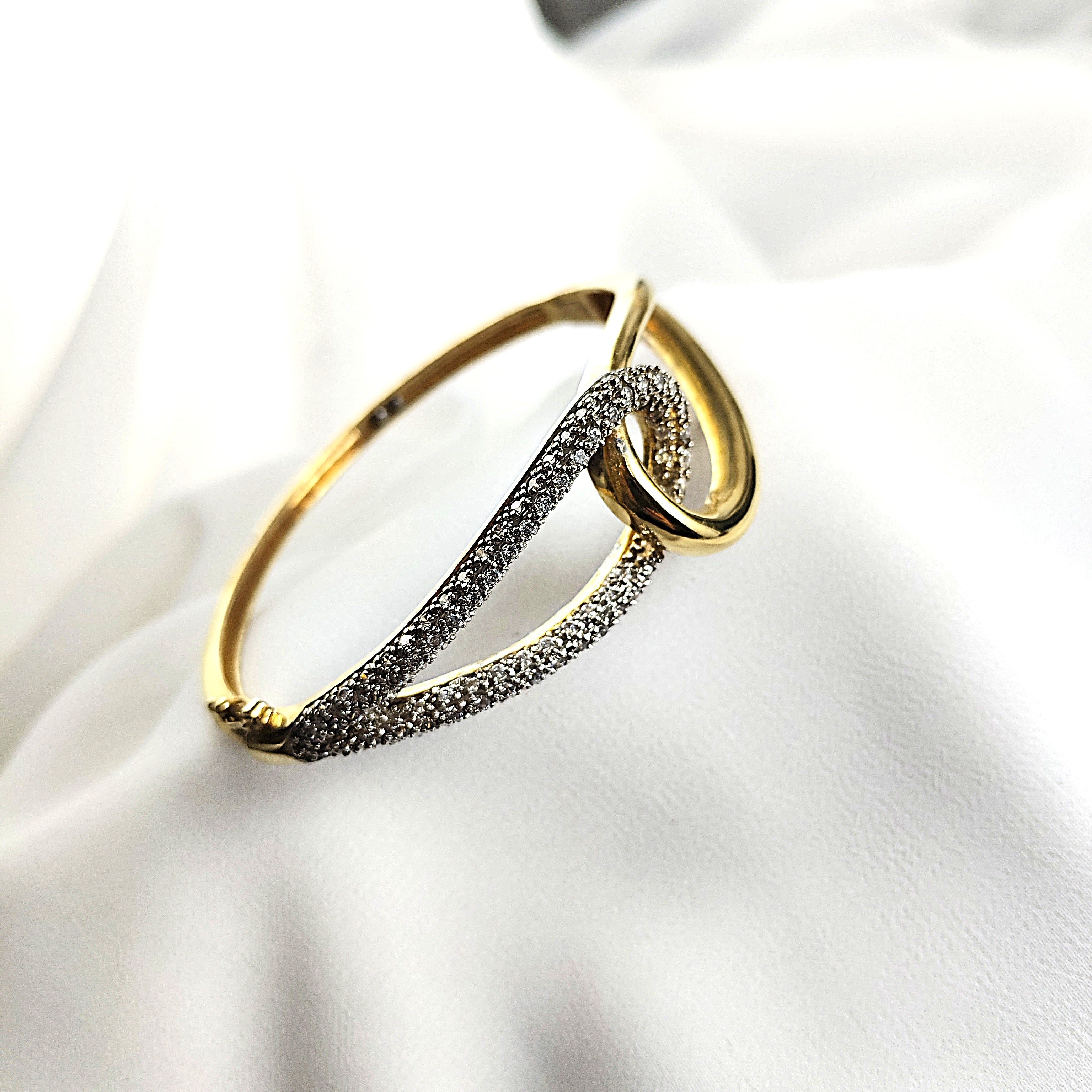 Bracelet en plaqué or design entrelacé avec zircons scintillants Bracelet en plaqué or design entrelacé avec zircons scintillants