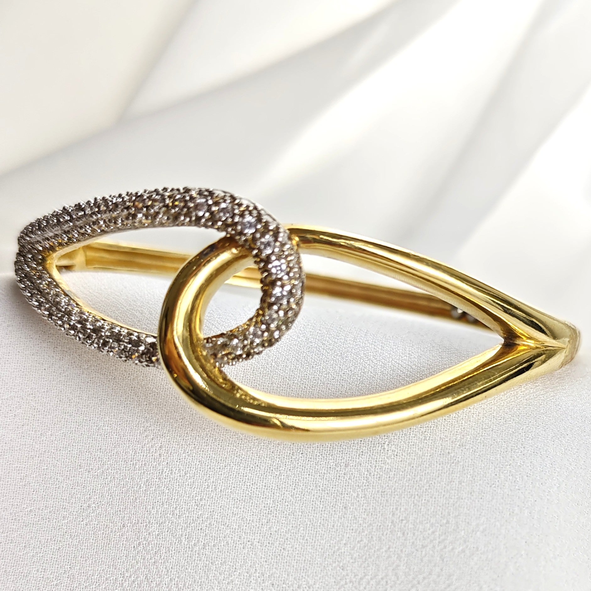 Bracelet en plaqué or design entrelacé avec zircons scintillants Bracelet en plaqué or design entrelacé avec zircons scintillants