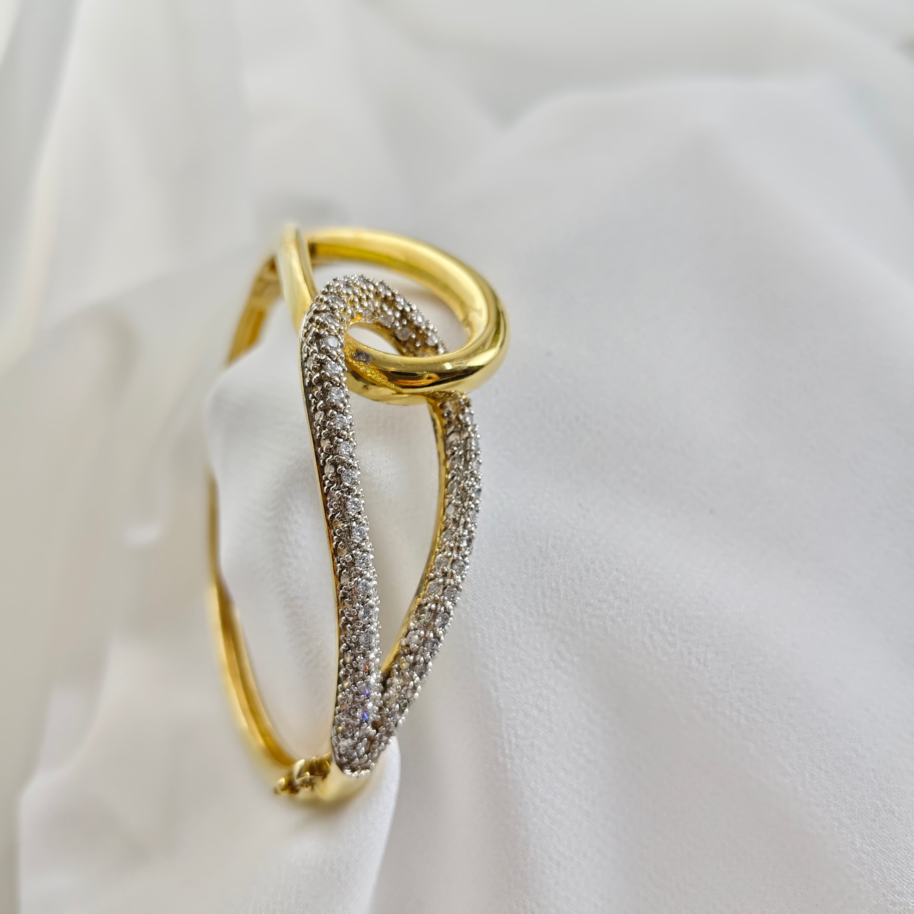Bracelet en plaqué or design entrelacé avec zircons scintillants Bracelet en plaqué or design entrelacé avec zircons scintillants