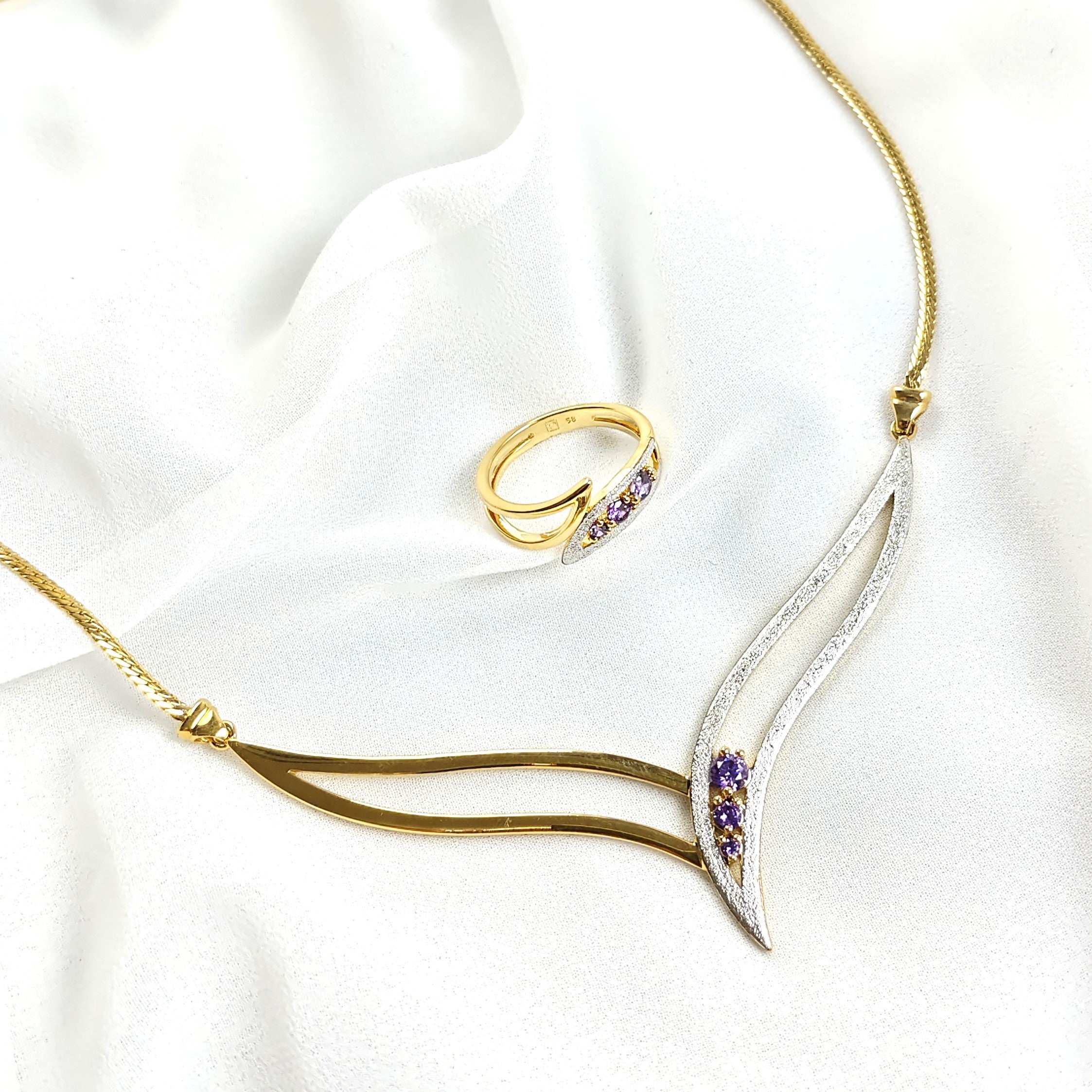 Parure en plaqué or avec zircon violet – Élégance et modernité Parure en plaqué or avec zircon violet – Élégance et modernité