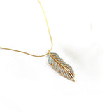 Collier en plaqué or avec pendentif plume et pierres turquoise Collier en plaqué or avec pendentif plume et pierres turquoise