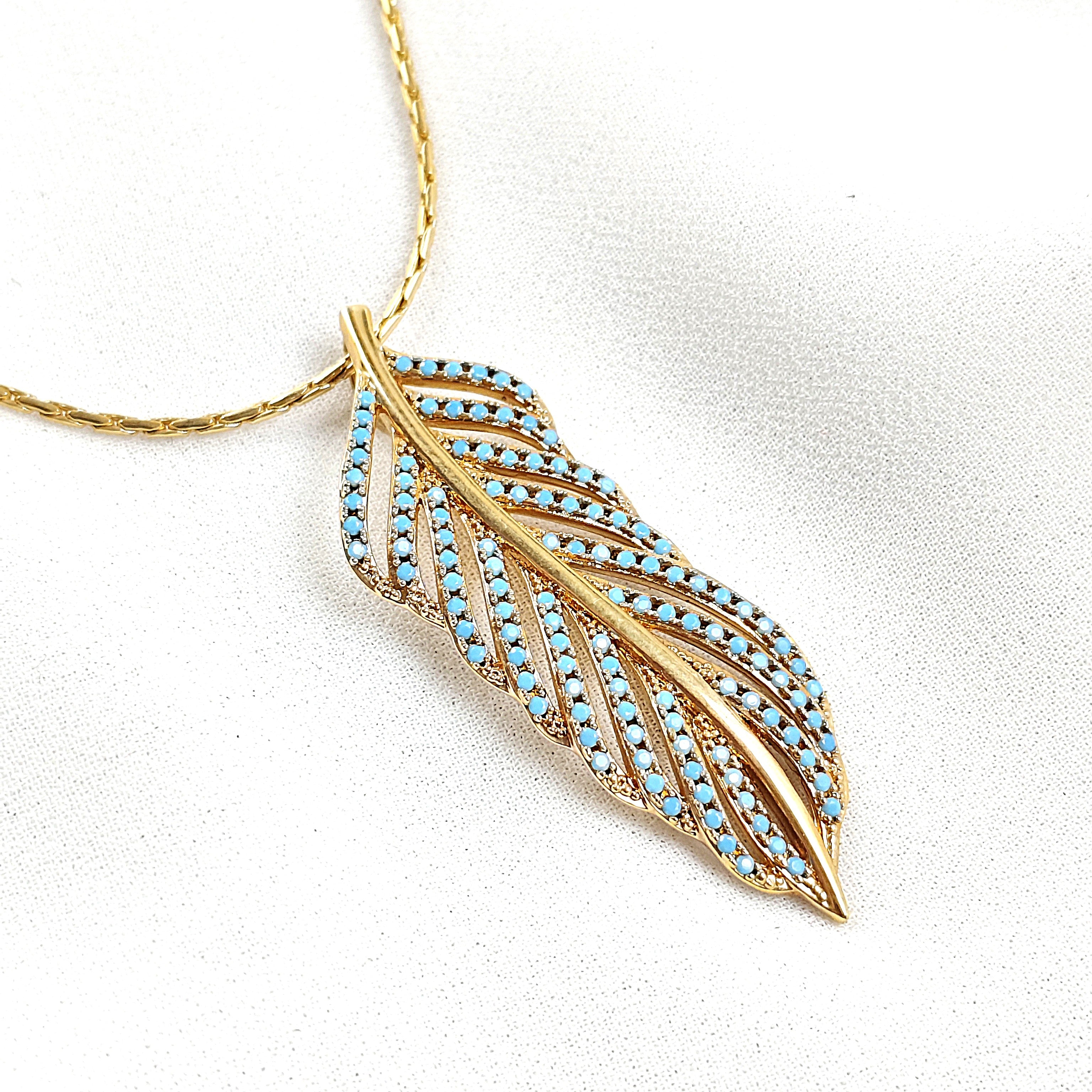 Collier en plaqué or avec pendentif plume et pierres turquoise Collier en plaqué or avec pendentif plume et pierres turquoise