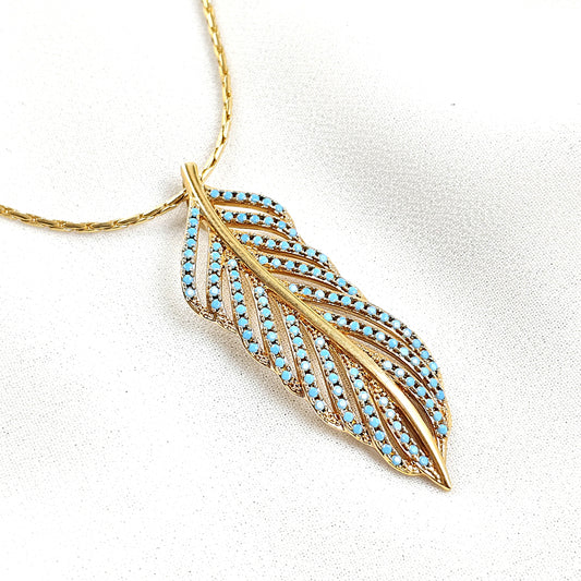Collier en plaqué or avec pendentif plume et pierres turquoise