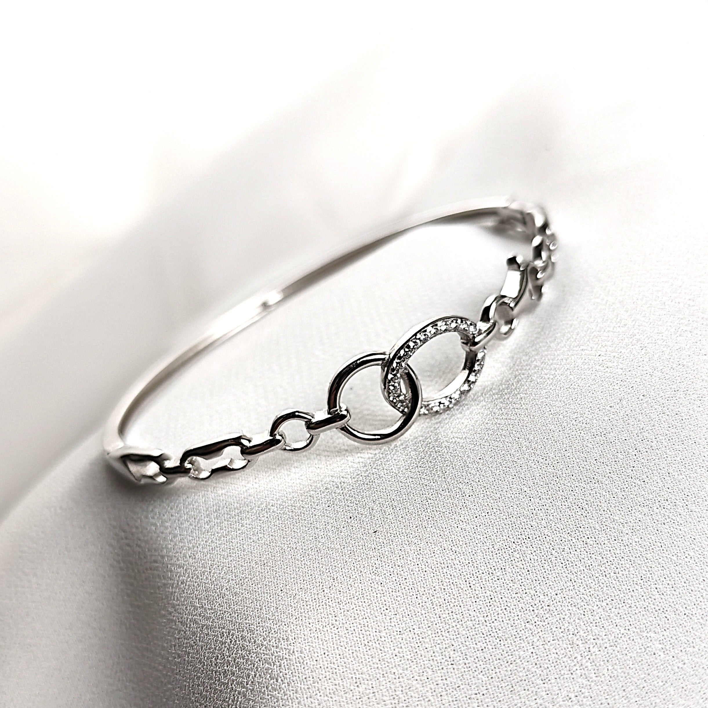 Bracelet en argent sterling avec anneaux entrelacés et zirconium Bracelet en argent sterling avec anneaux entrelacés et zirconium