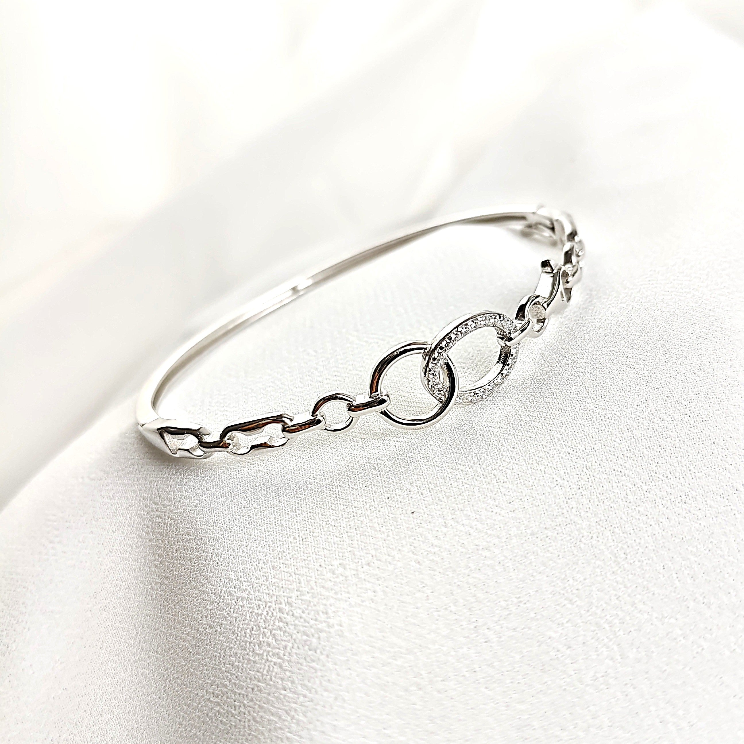 Bracelet en argent sterling avec anneaux entrelacés et zirconium Bracelet en argent sterling avec anneaux entrelacés et zirconium
