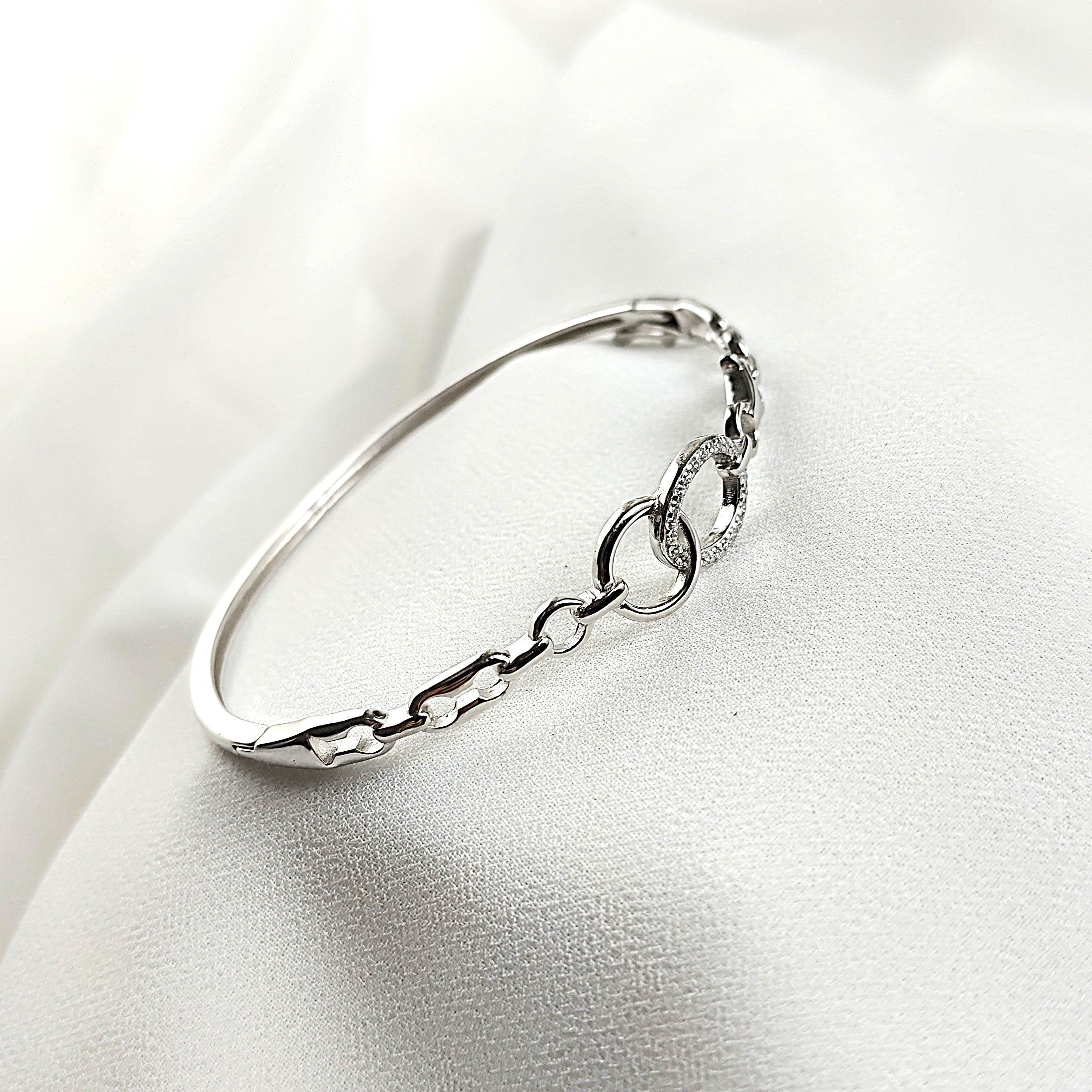 Bracelet en argent sterling avec anneaux entrelacés et zirconium Bracelet en argent sterling avec anneaux entrelacés et zirconium