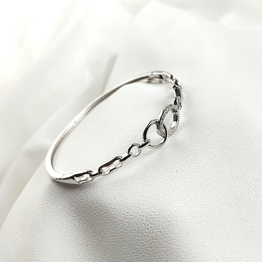 Bracelet en argent sterling avec anneaux entrelacés et zirconium