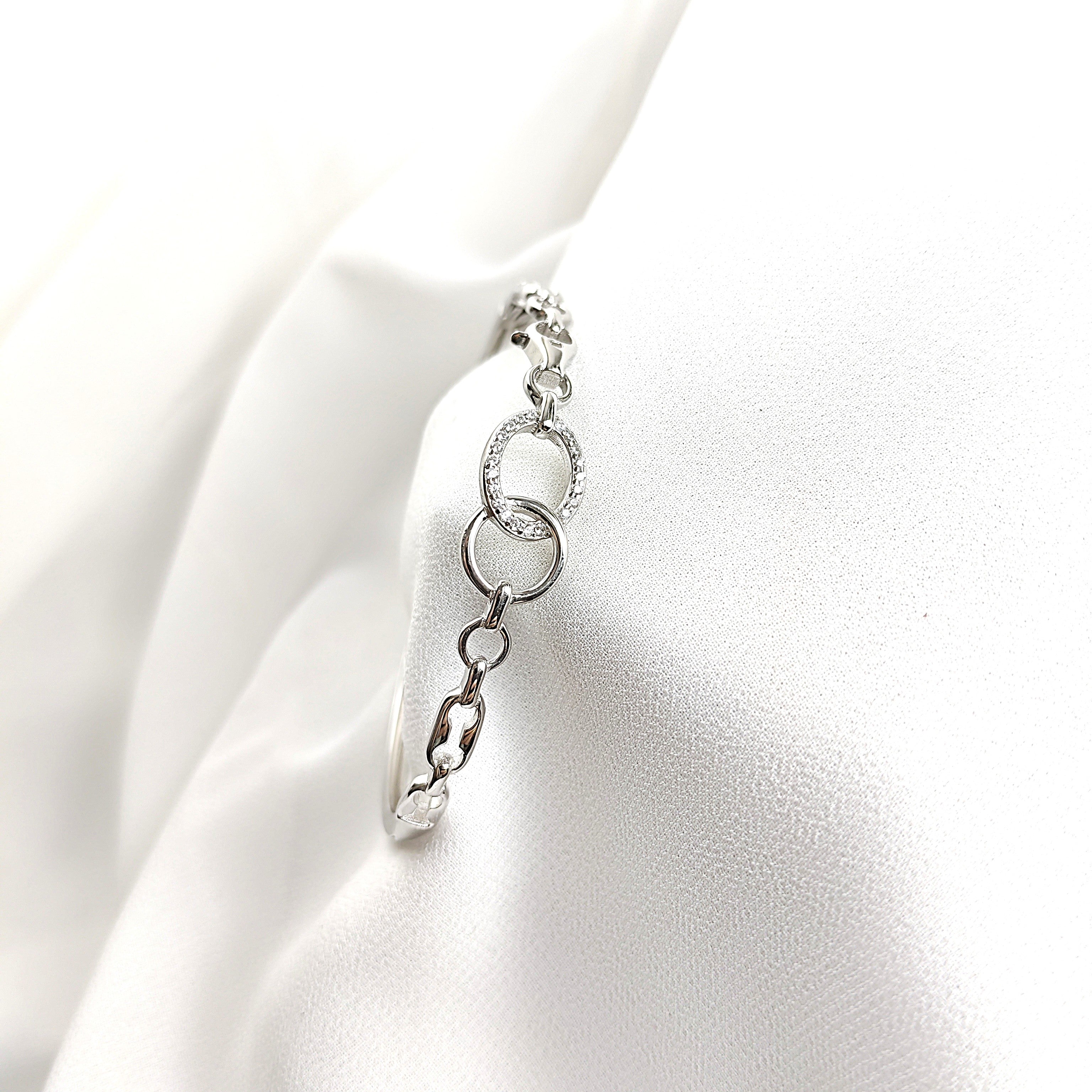 Bracelet en argent sterling avec anneaux entrelacés et zirconium Bracelet en argent sterling avec anneaux entrelacés et zirconium