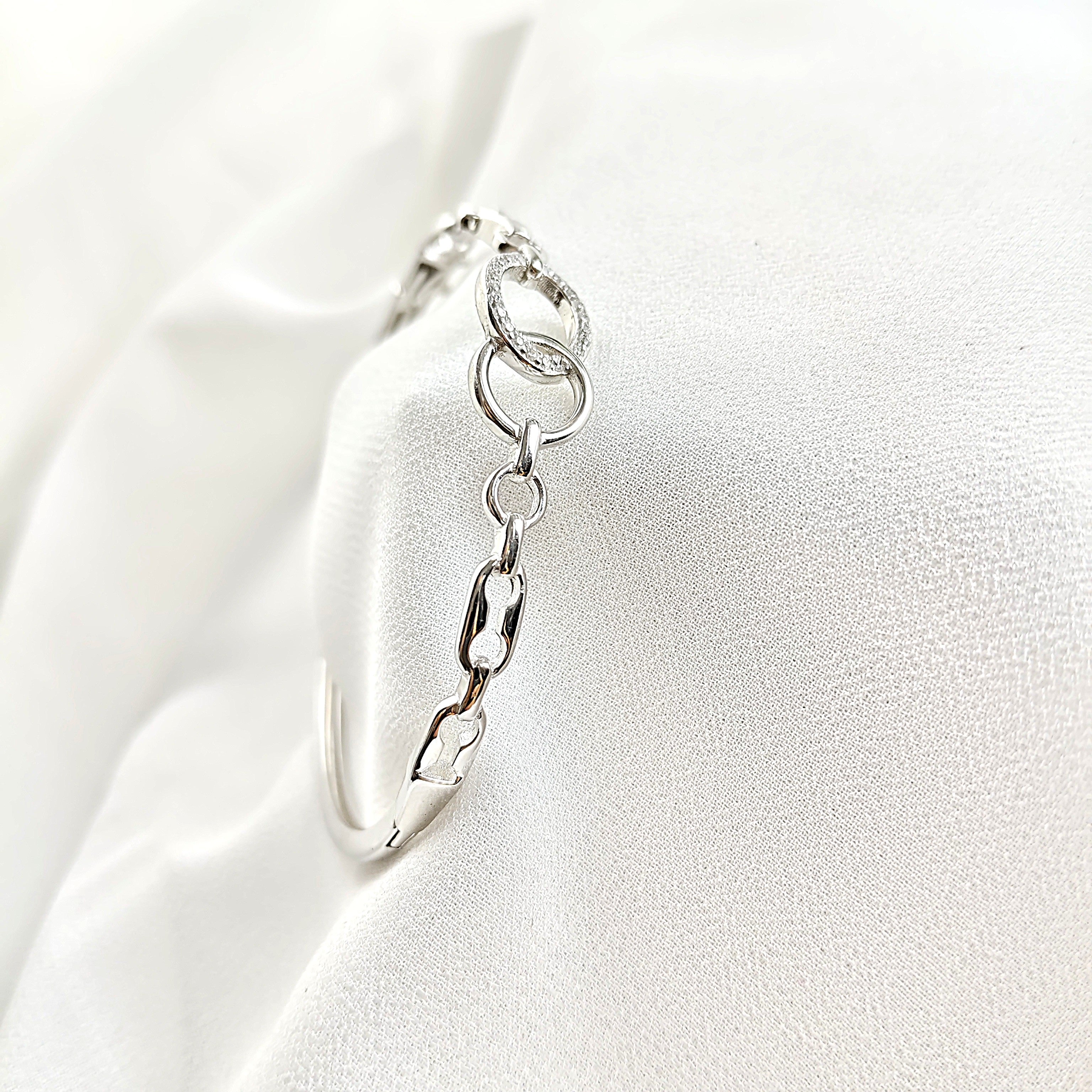 Bracelet en argent sterling avec anneaux entrelacés et zirconium Bracelet en argent sterling avec anneaux entrelacés et zirconium