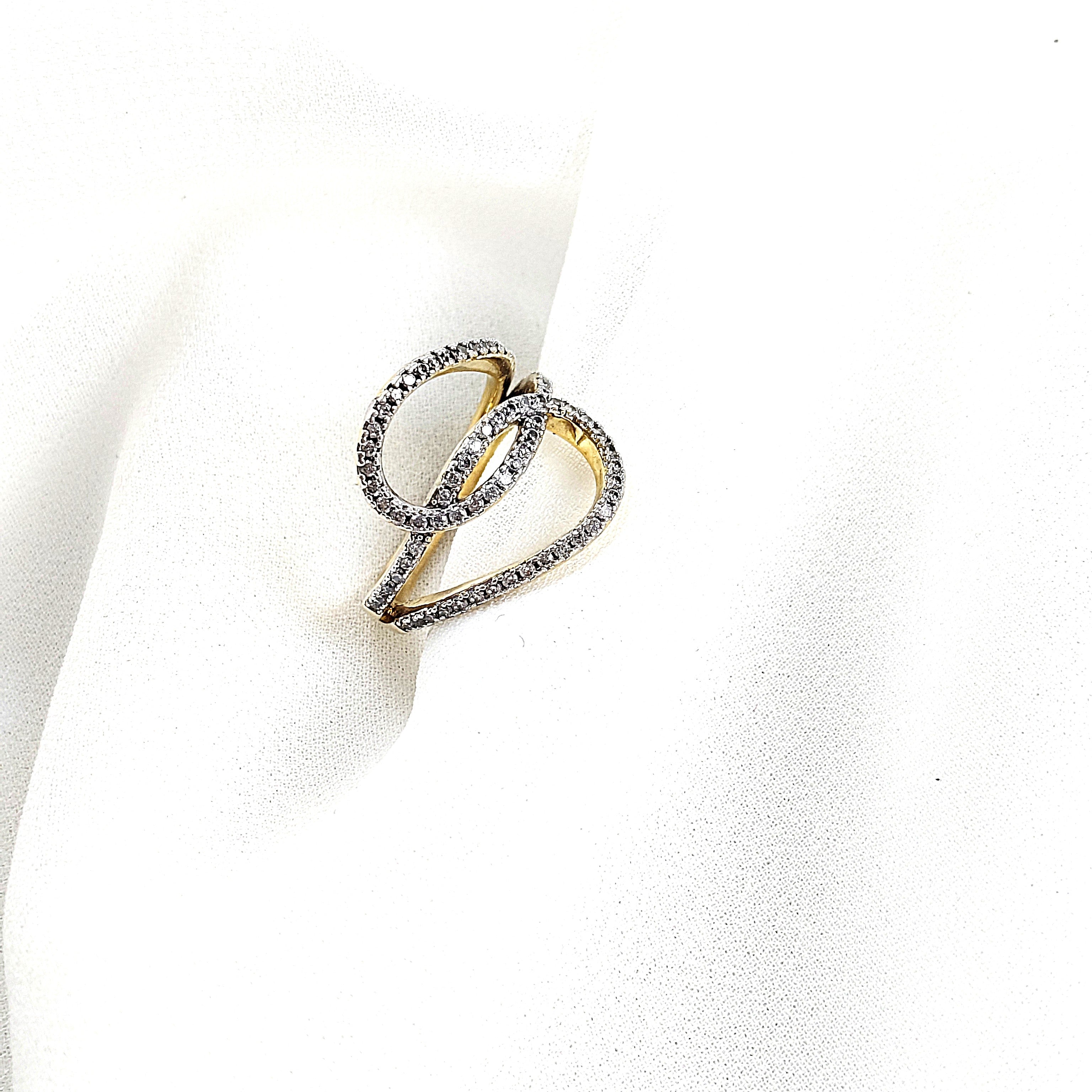 Bague en plaqué or design entrelacé pavée de zircons Bague en plaqué or design entrelacé pavée de zircons
