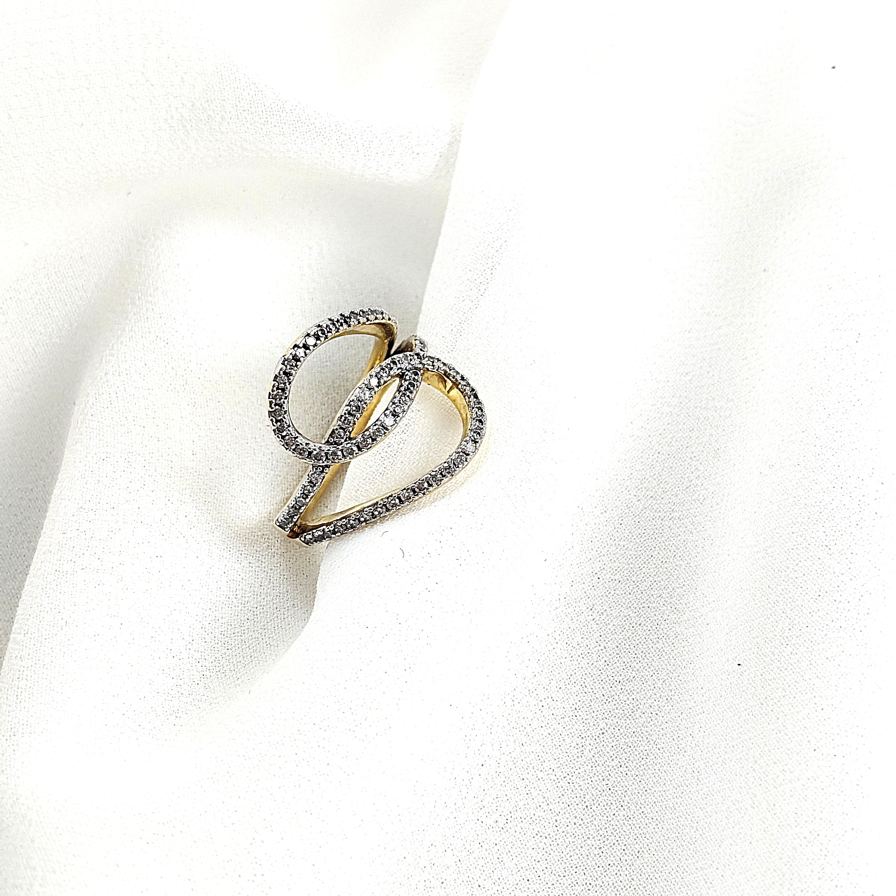 Bague en plaqué or design entrelacé pavée de zircons Bague en plaqué or design entrelacé pavée de zircons