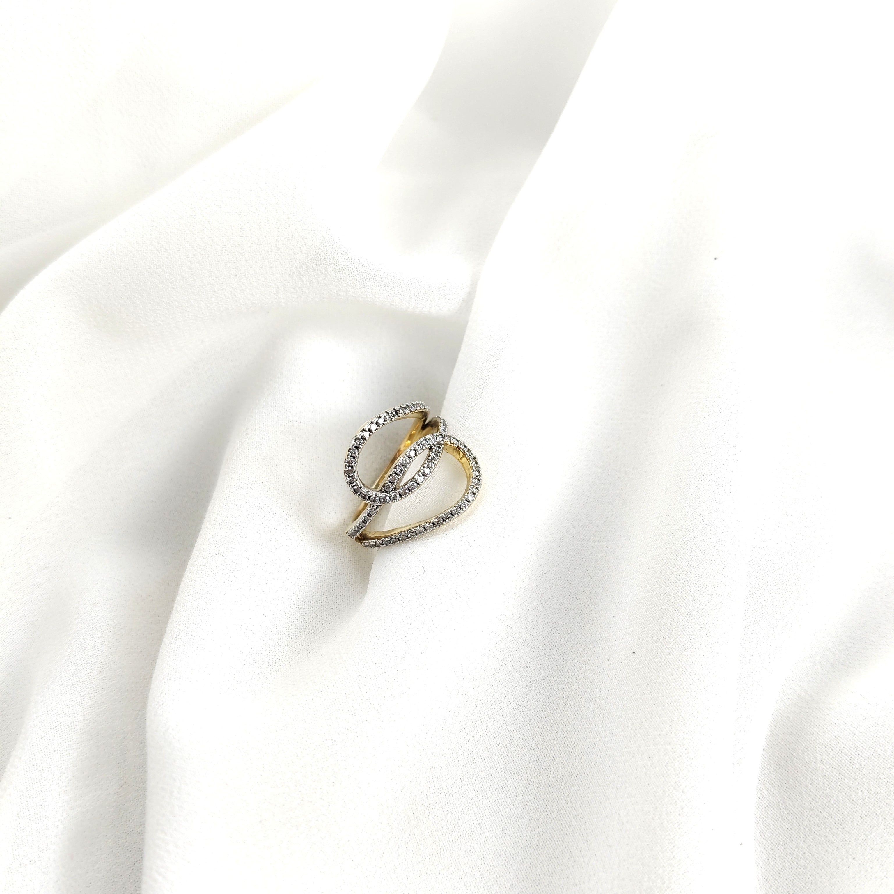 Bague en plaqué or design entrelacé pavée de zircons Bague en plaqué or design entrelacé pavée de zircons