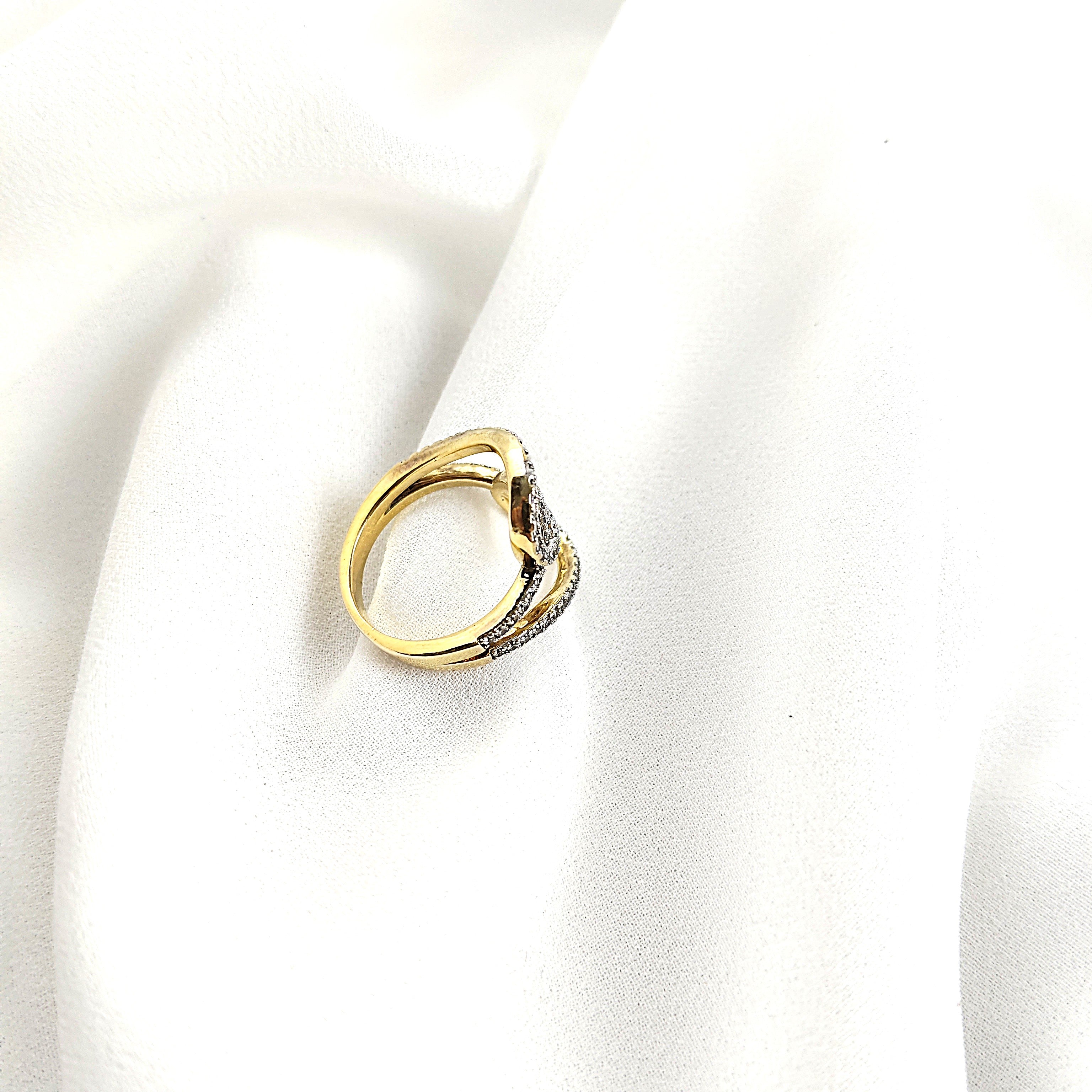 Bague en plaqué or design entrelacé pavée de zircons Bague en plaqué or design entrelacé pavée de zircons