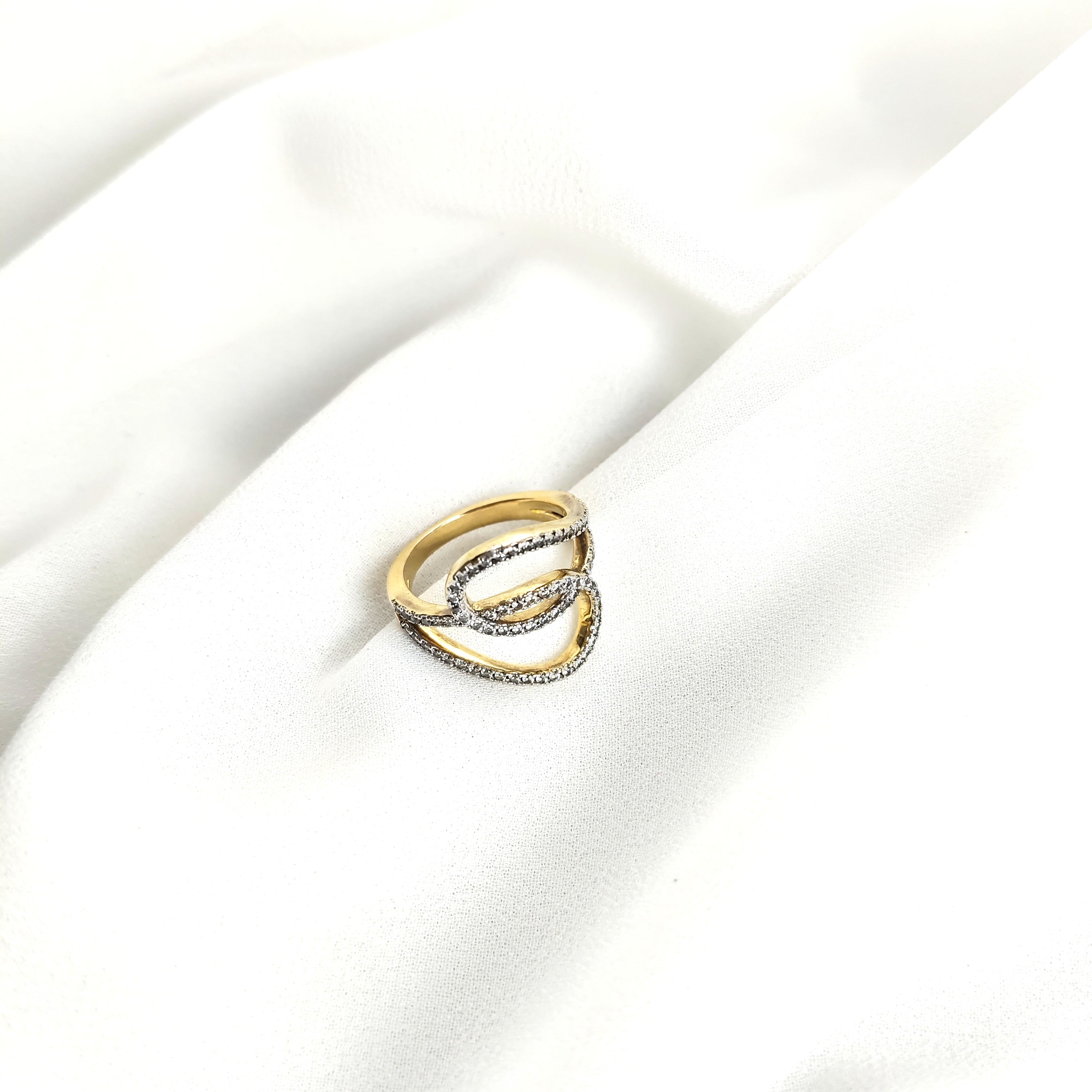 Bague en plaqué or design entrelacé pavée de zircons Bague en plaqué or design entrelacé pavée de zircons