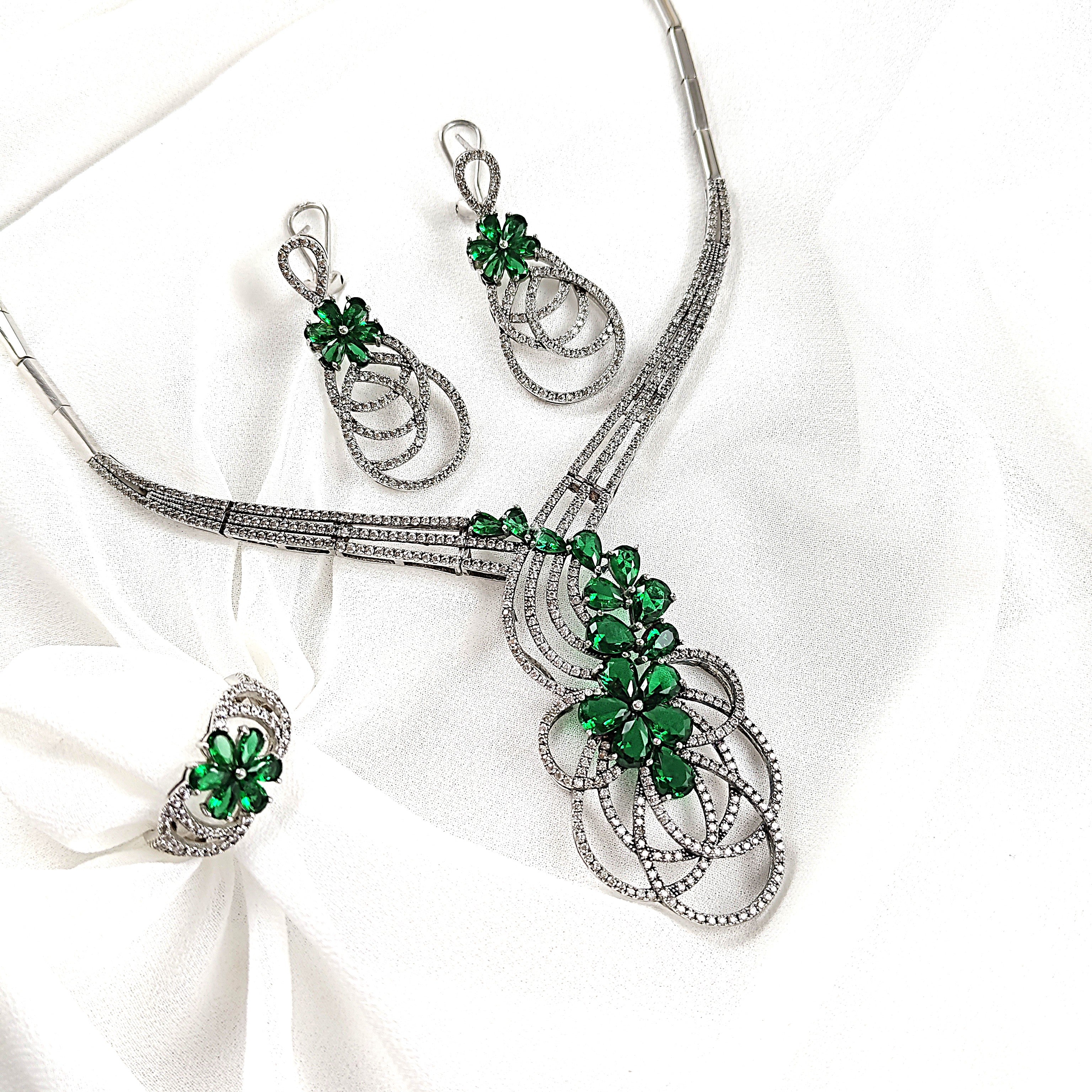 Parure en Argent Rhodié avec Zircons Verts Parure en Argent Rhodié avec Zircons Verts