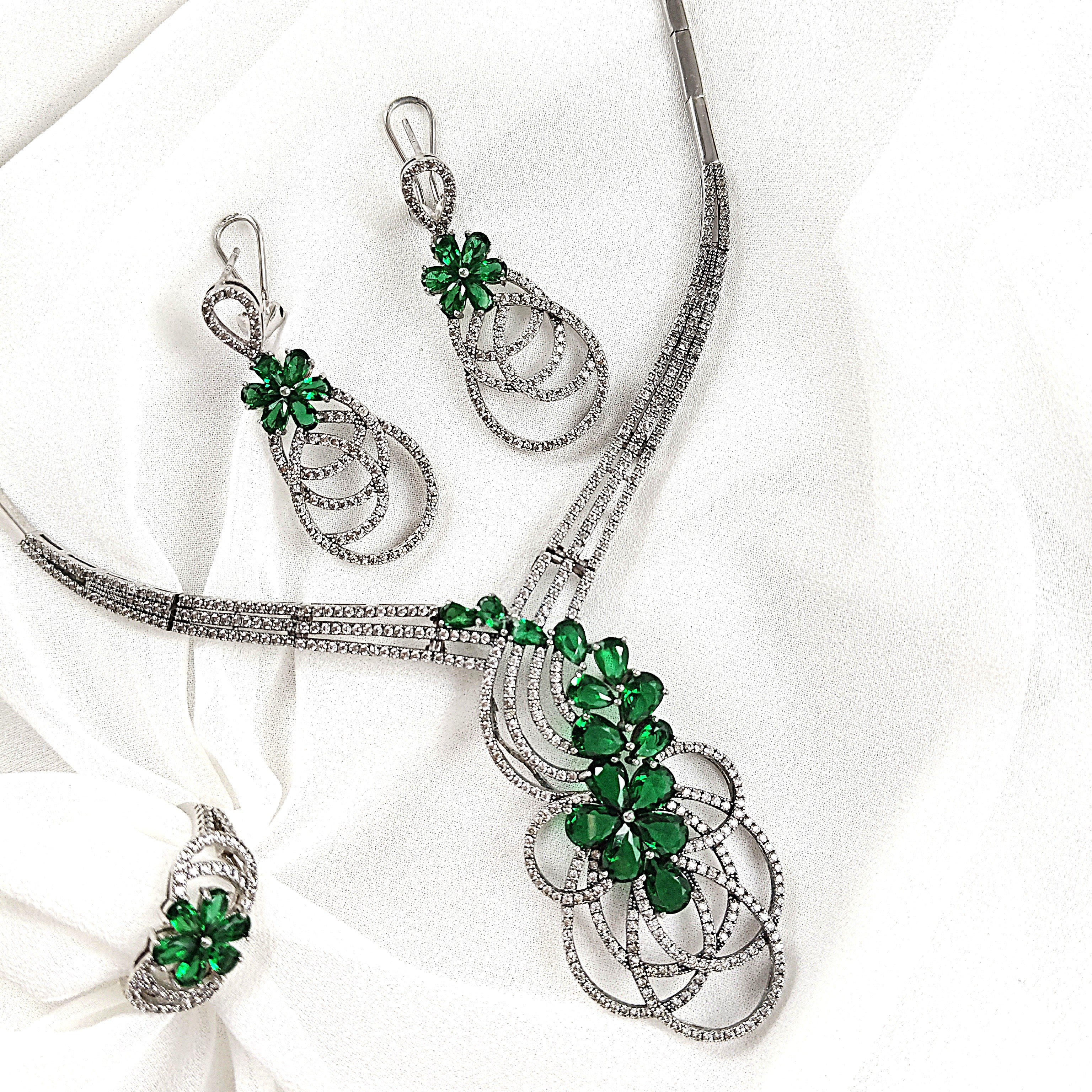 Parure en Argent Rhodié avec Zircons Verts Parure en Argent Rhodié avec Zircons Verts