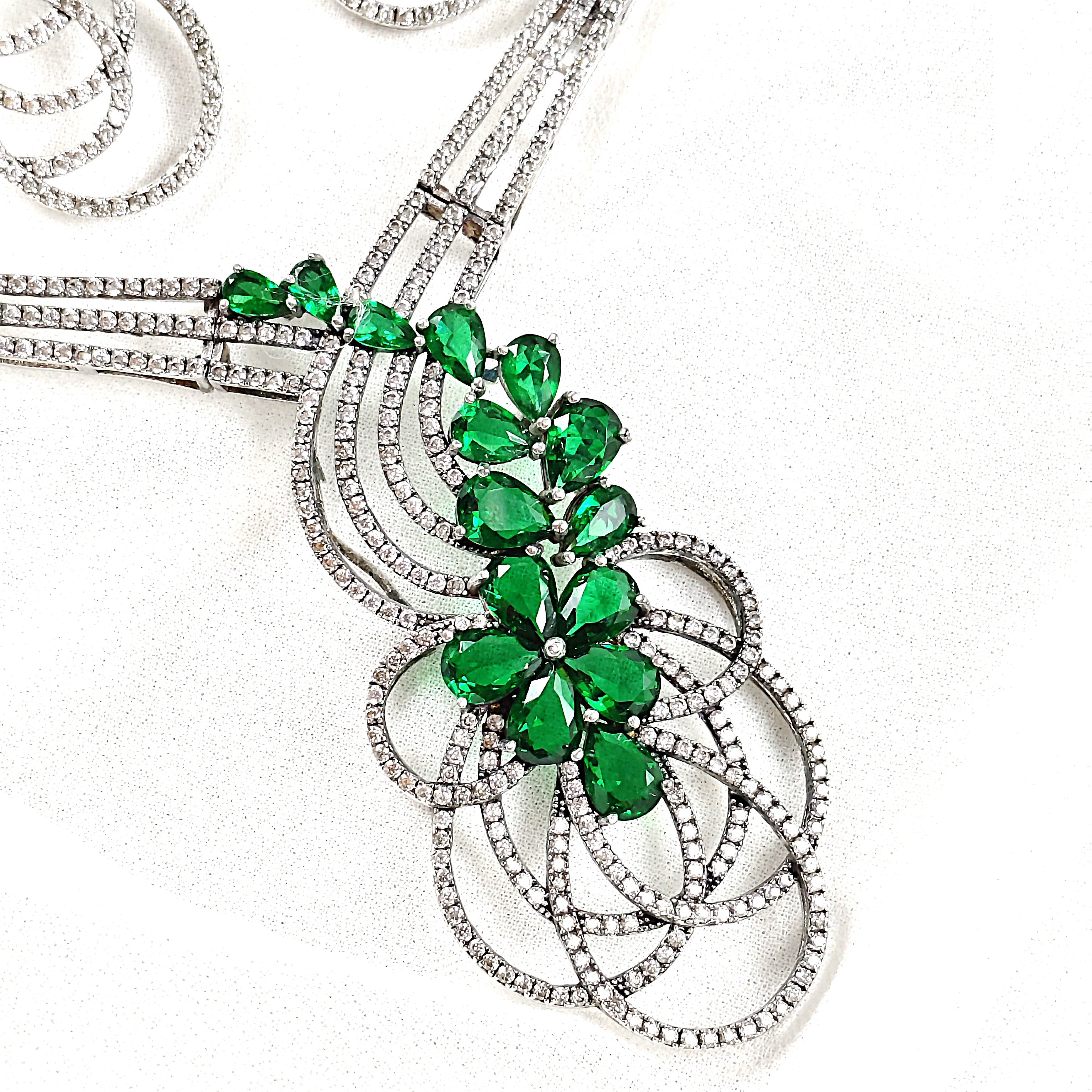 Parure en Argent Rhodié avec Zircons Verts Parure en Argent Rhodié avec Zircons Verts