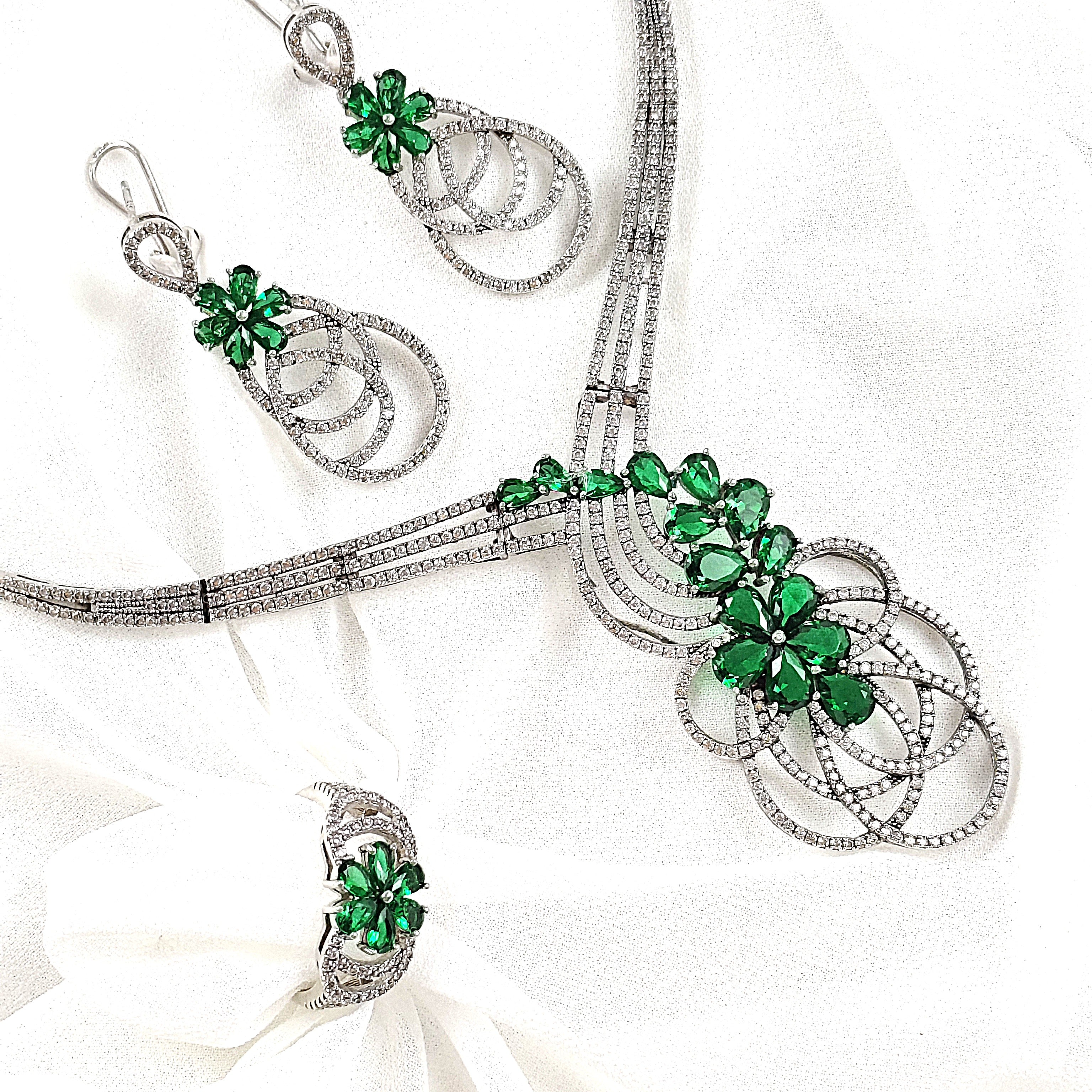 Parure en Argent Rhodié avec Zircons Verts Parure en Argent Rhodié avec Zircons Verts