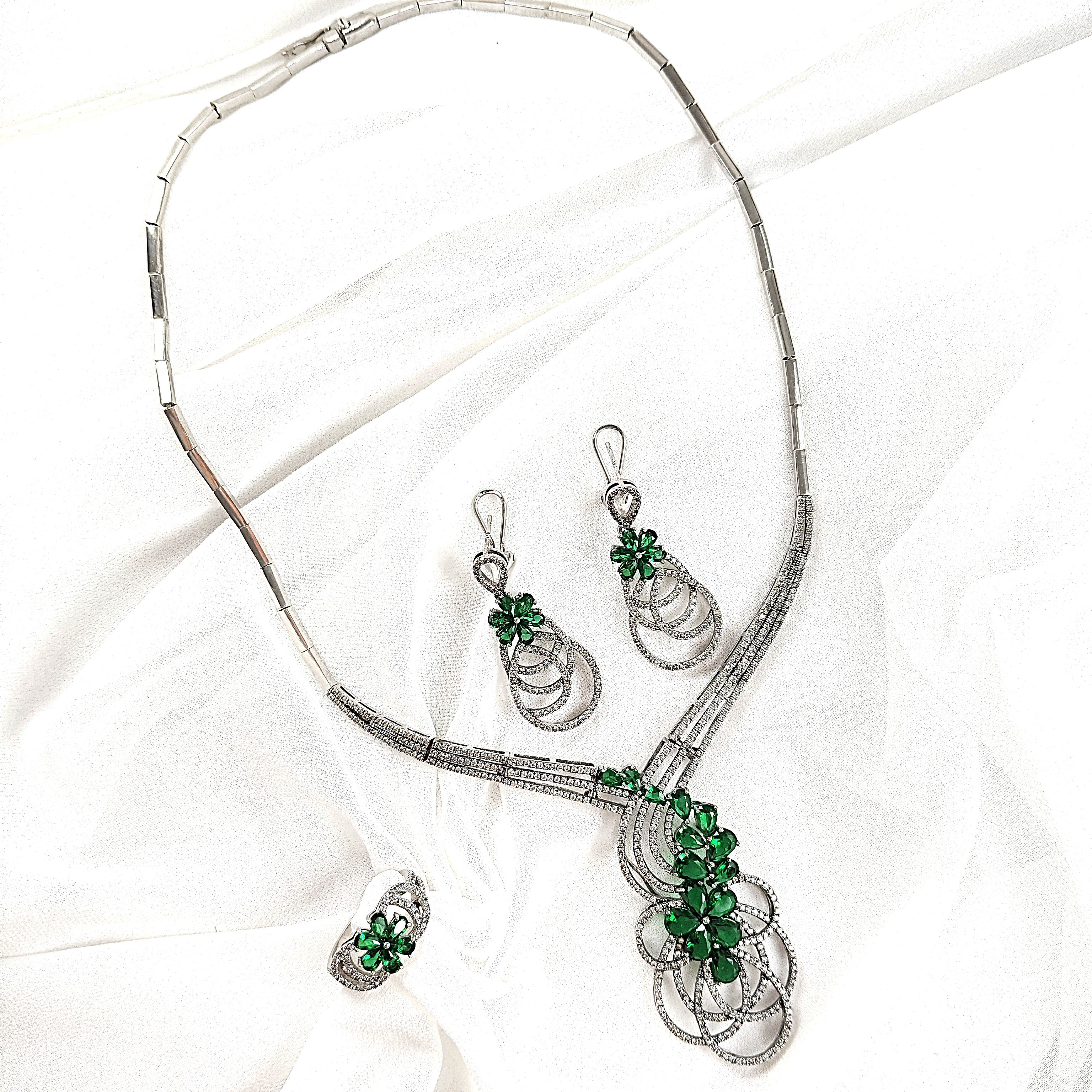 Parure en Argent Rhodié avec Zircons Verts Parure en Argent Rhodié avec Zircons Verts
