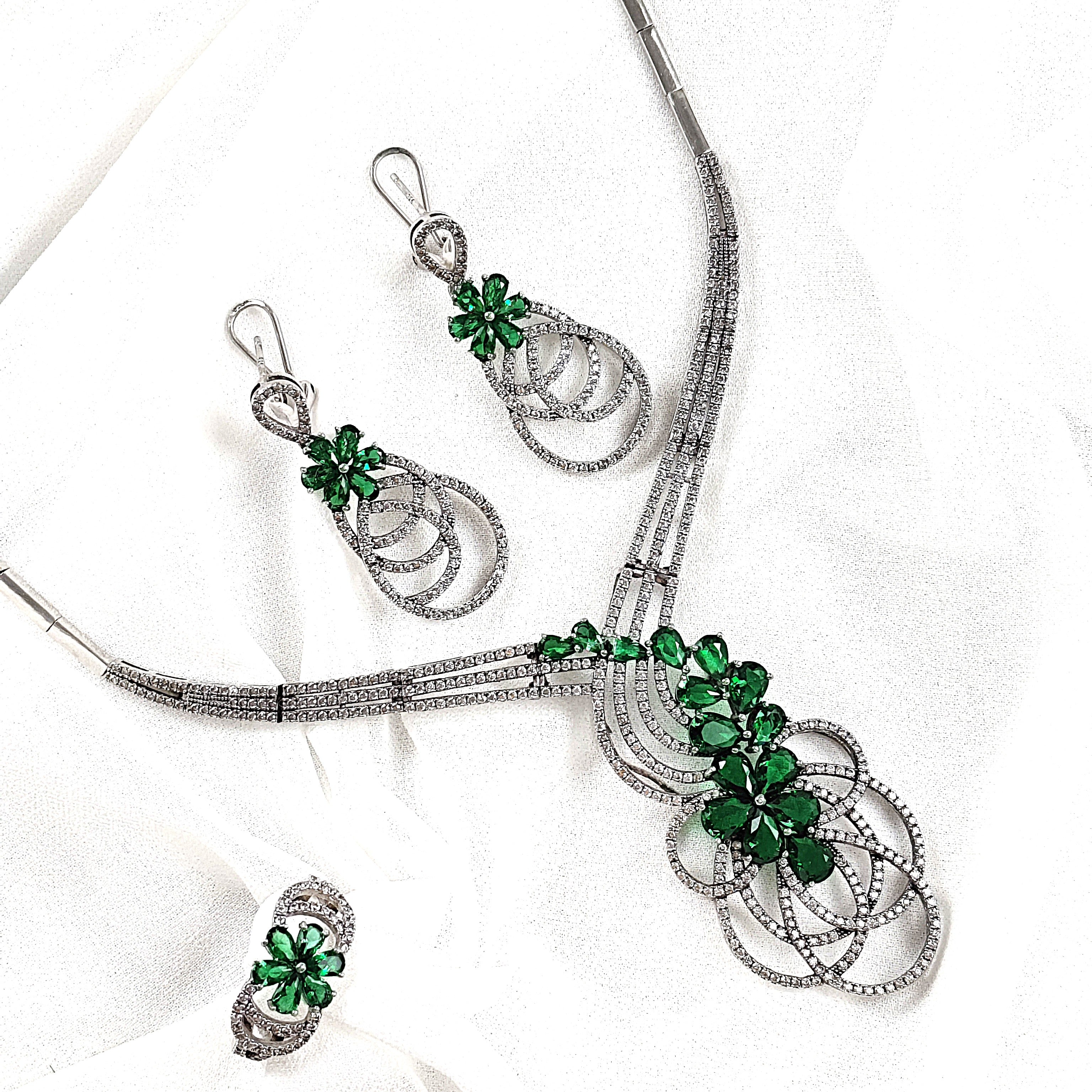 Parure en Argent Rhodié avec Zircons Verts Parure en Argent Rhodié avec Zircons Verts