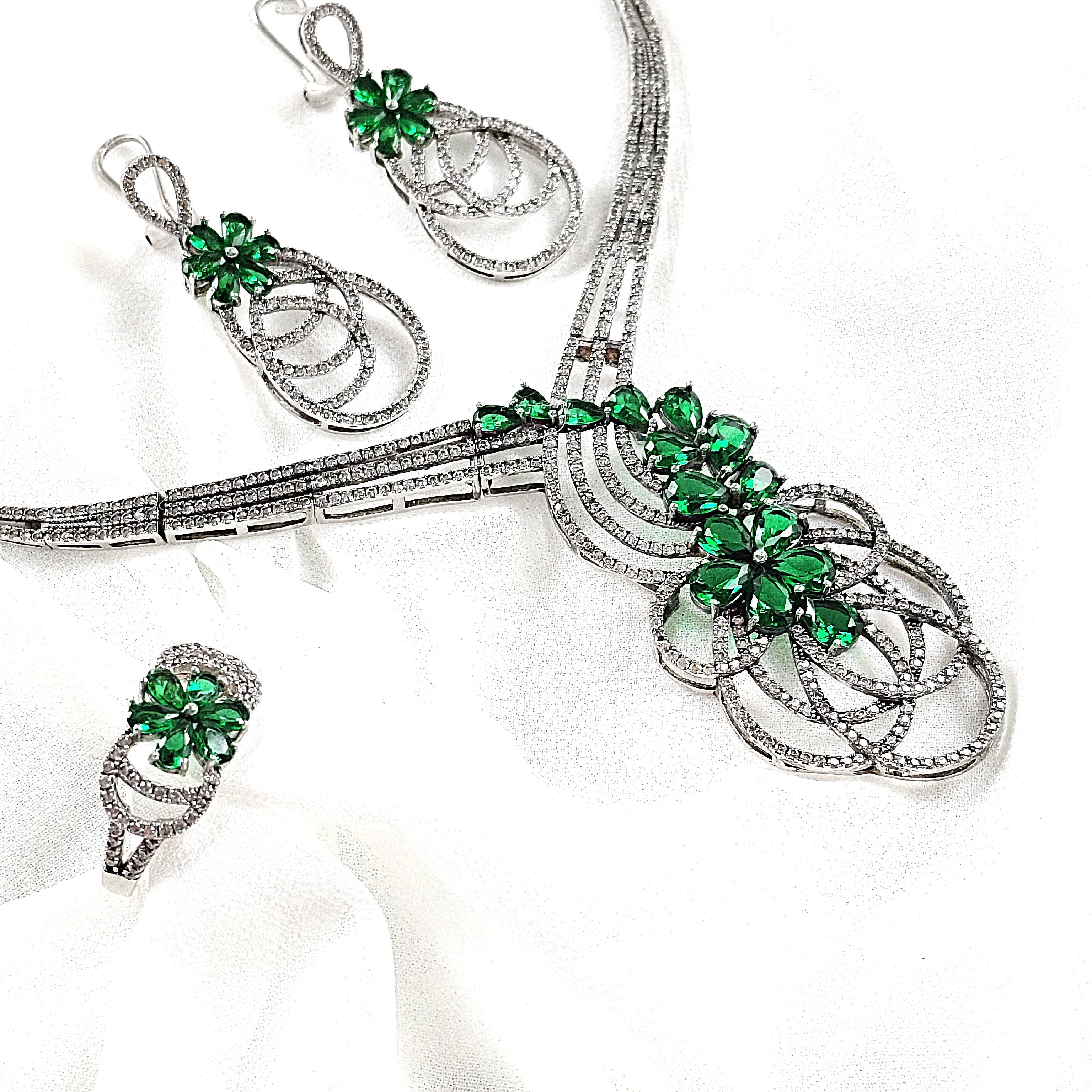 Parure en Argent Rhodié avec Zircons Verts Parure en Argent Rhodié avec Zircons Verts