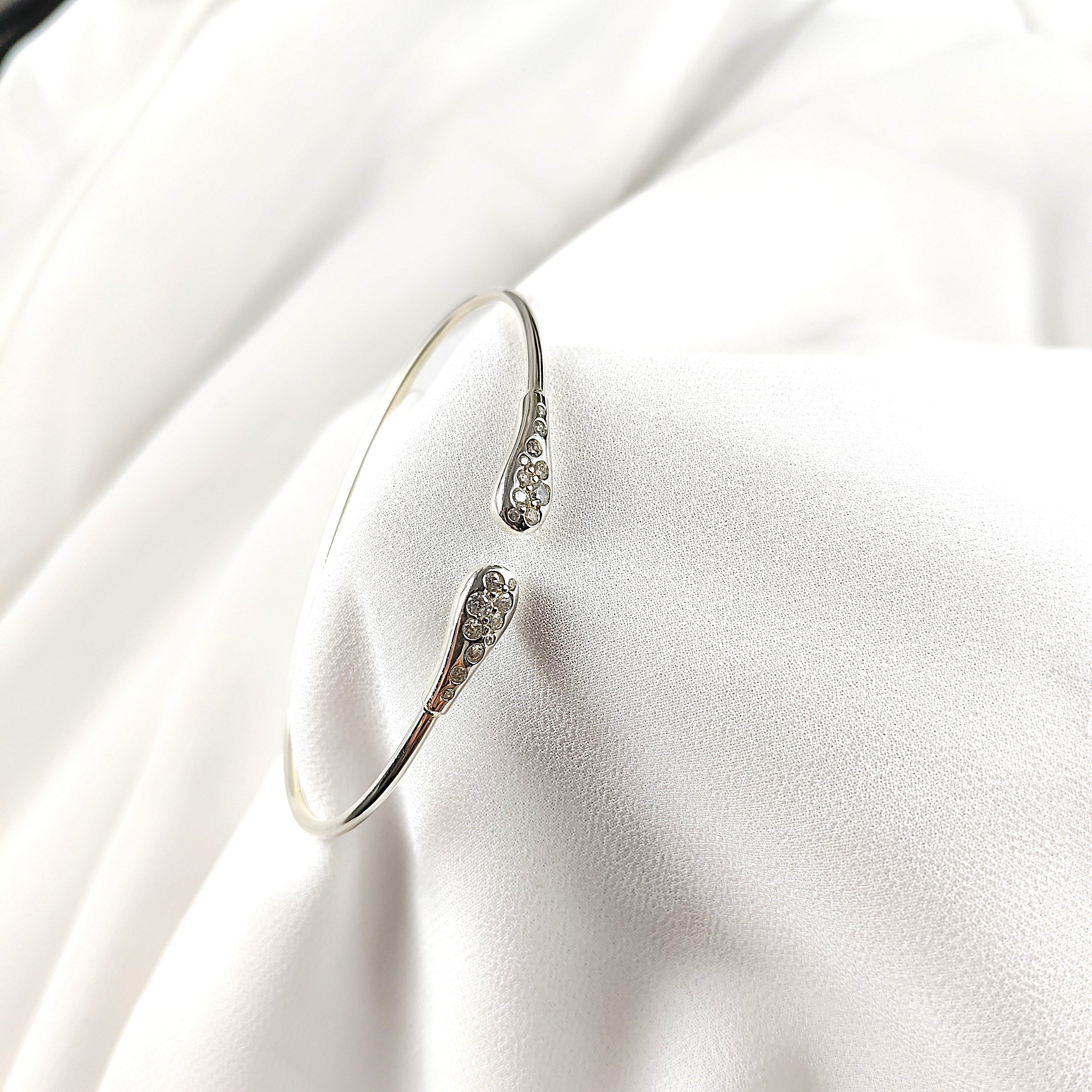 Bracelet jonc ouvert en argent avec extrémités serties de zircons Bracelet jonc ouvert en argent avec extrémités serties de zircons
