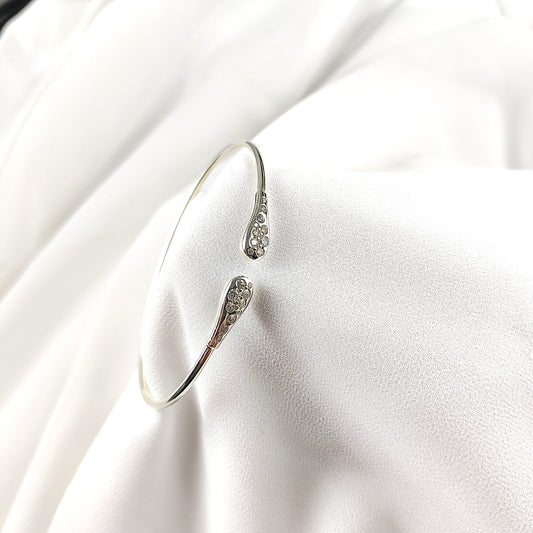 Bracelet jonc ouvert en argent avec extrémités serties de zircons