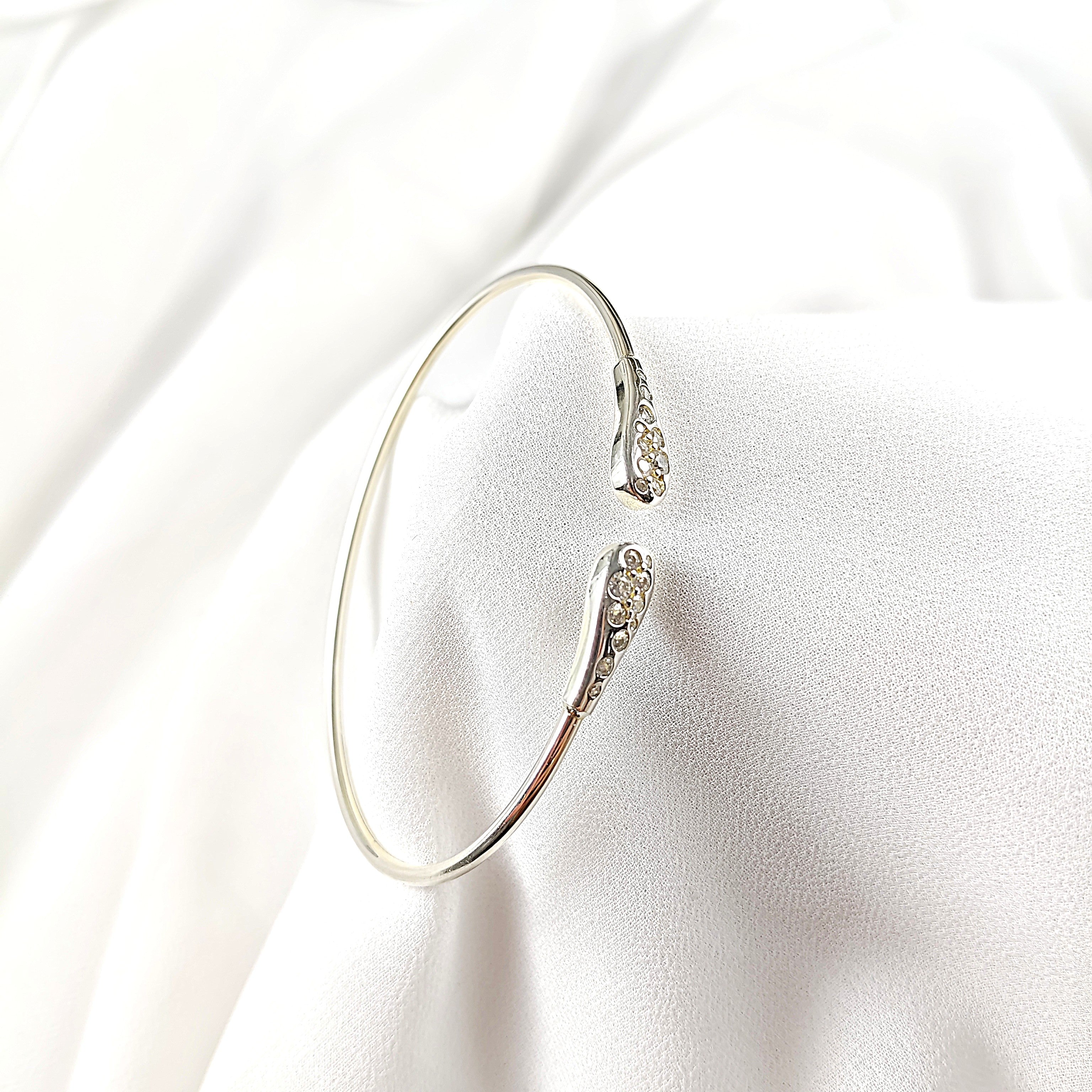 Bracelet jonc ouvert en argent avec extrémités serties de zircons Bracelet jonc ouvert en argent avec extrémités serties de zircons