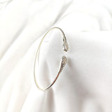 Bracelet jonc ouvert en argent avec extrémités serties de zircons Bracelet jonc ouvert en argent avec extrémités serties de zircons
