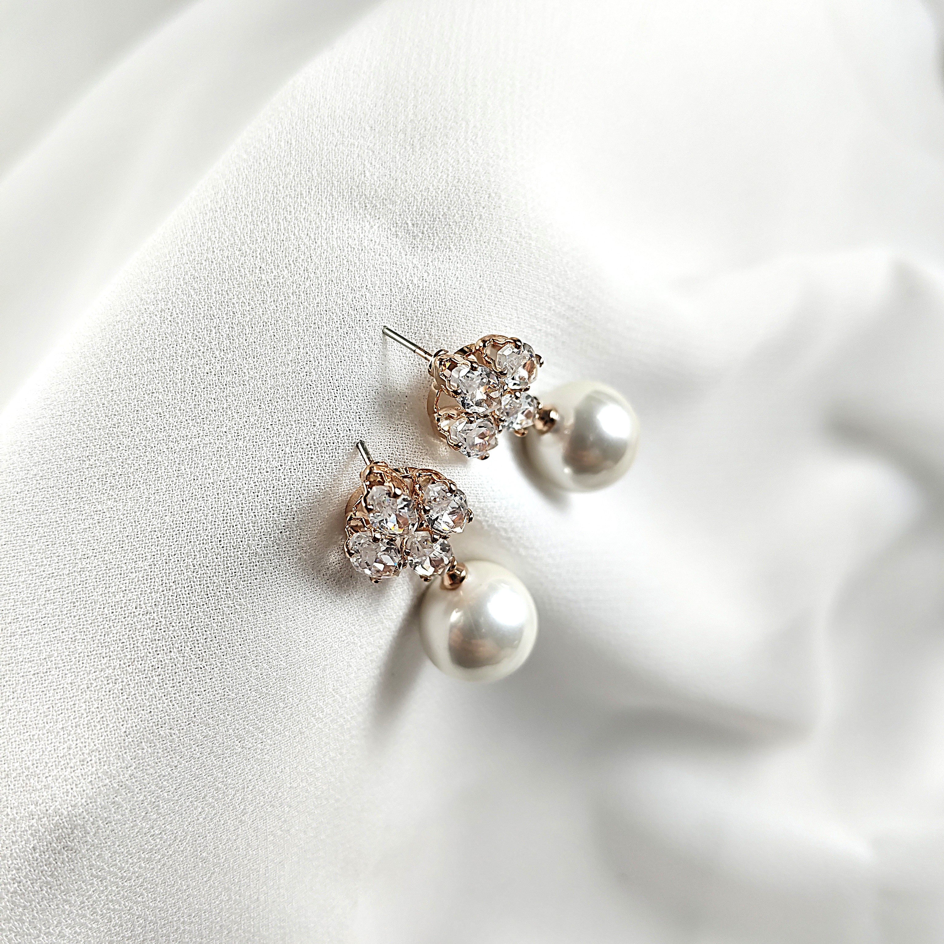 Boucles d’oreilles fantaisie perles et cristaux scintillants Boucles d’oreilles fantaisie perles et cristaux scintillants