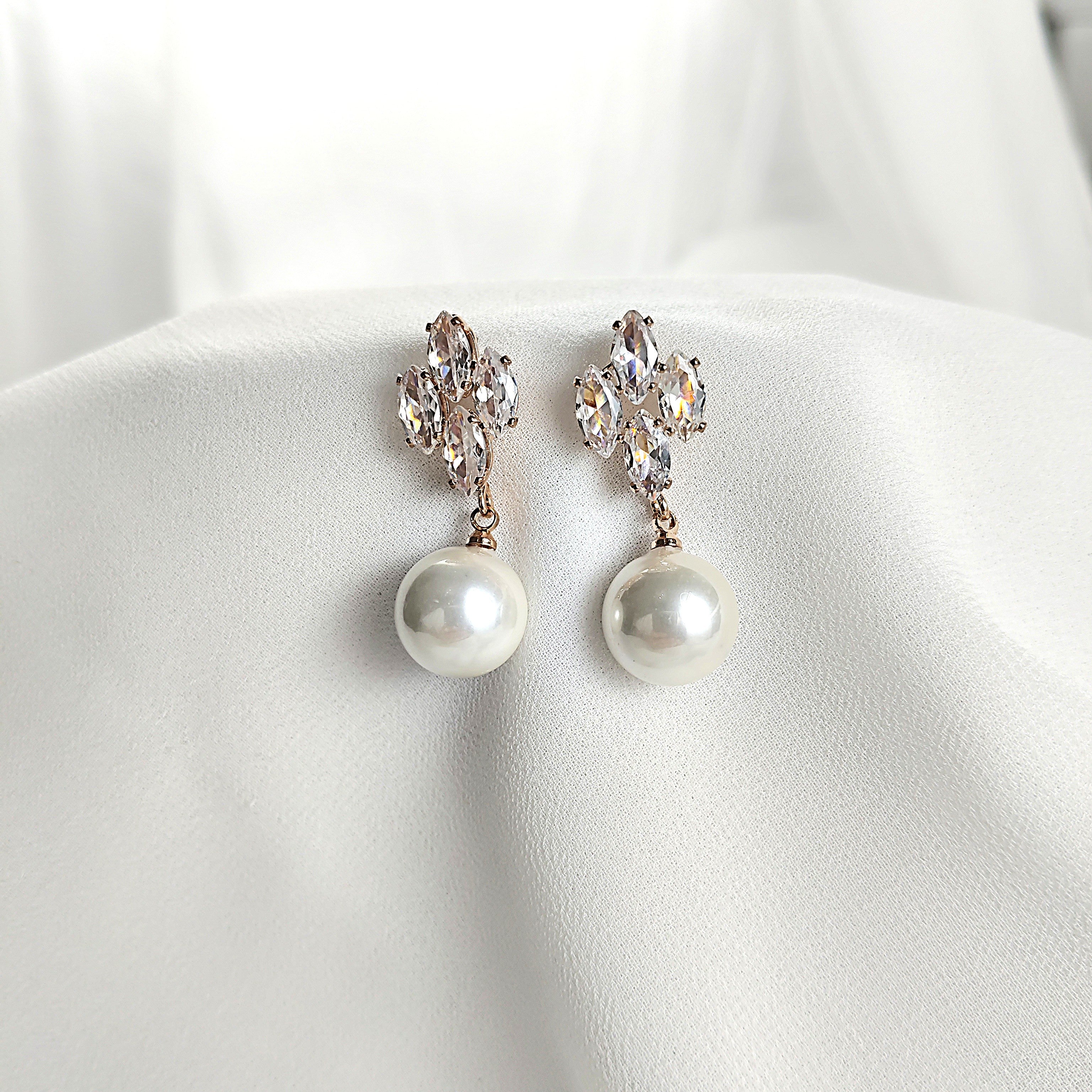 Boucles d’oreilles fantaisie perles et cristaux scintillants Boucles d’oreilles fantaisie perles et cristaux scintillants