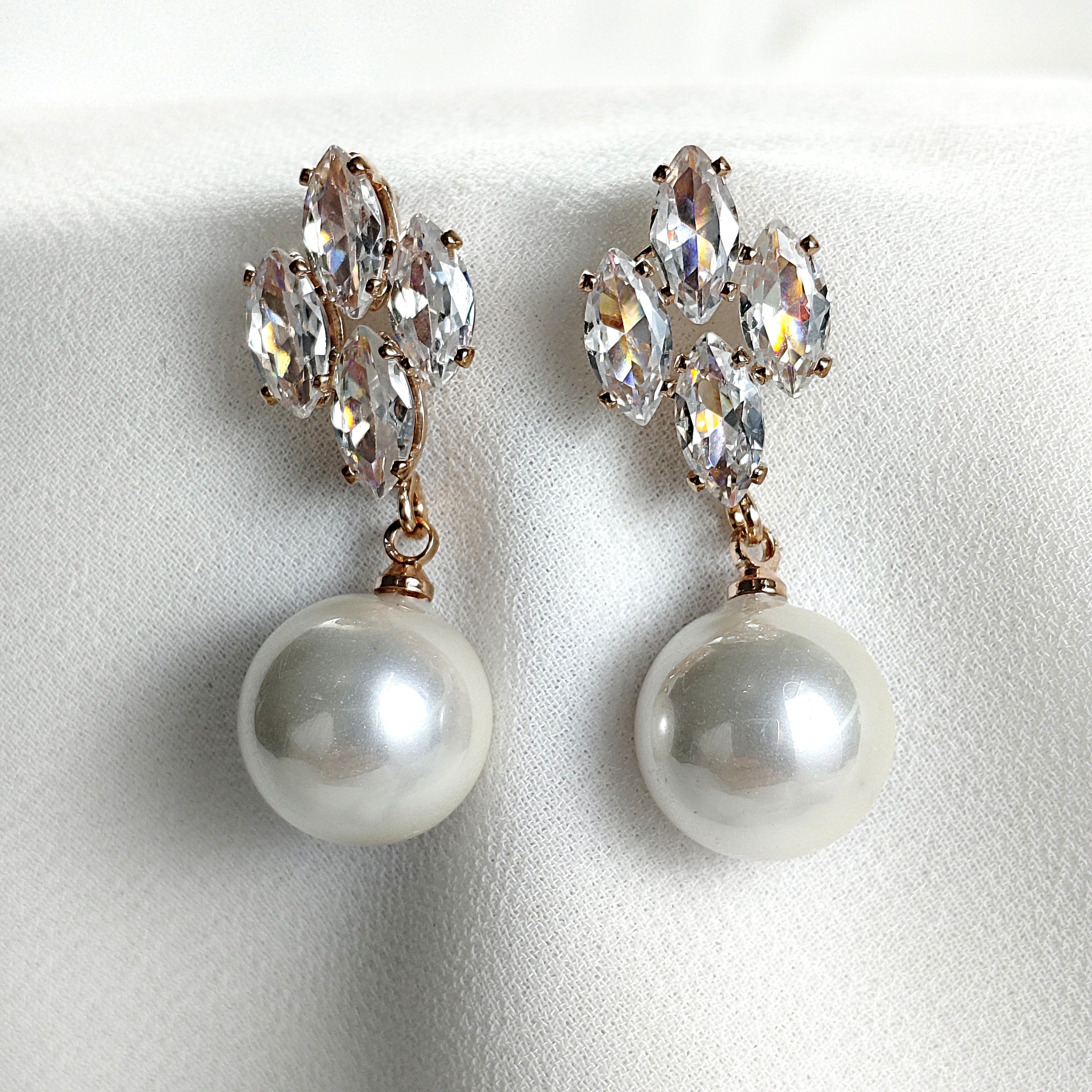 Boucles d’oreilles fantaisie perles et cristaux scintillants Boucles d’oreilles fantaisie perles et cristaux scintillants