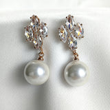 Boucles d’oreilles fantaisie perles et cristaux scintillants Boucles d’oreilles fantaisie perles et cristaux scintillants