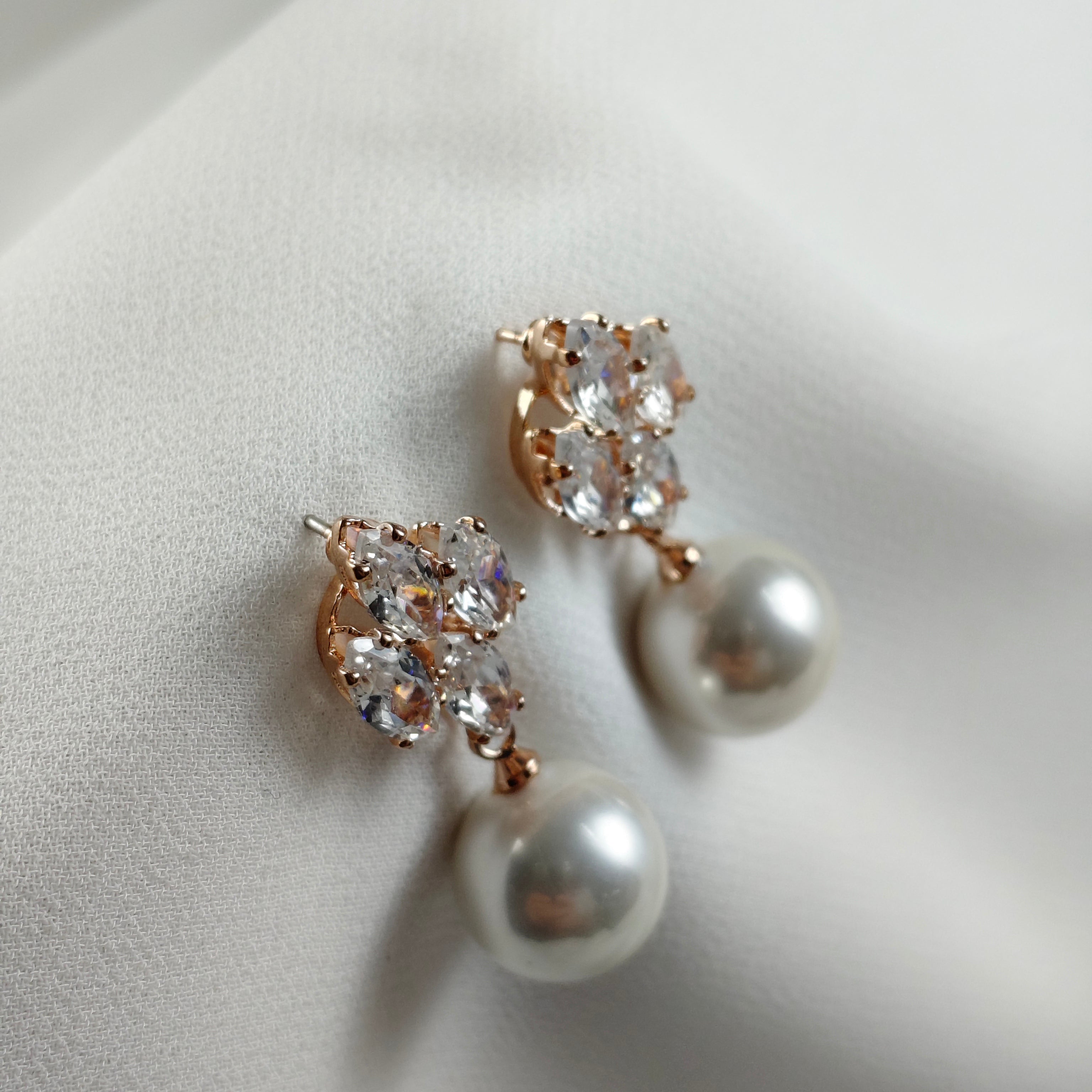 Boucles d’oreilles fantaisie perles et cristaux scintillants Boucles d’oreilles fantaisie perles et cristaux scintillants