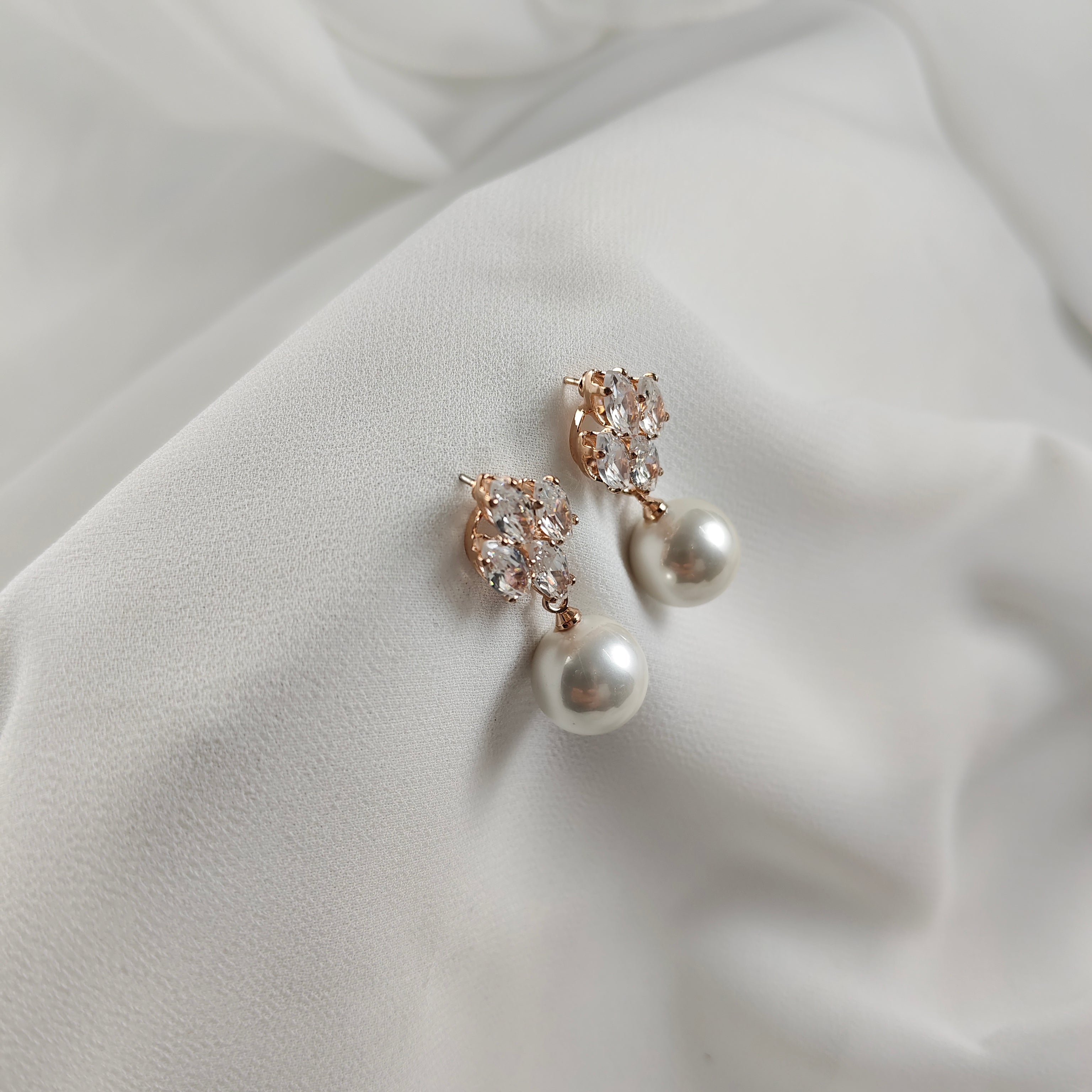 Boucles d’oreilles fantaisie perles et cristaux scintillants Boucles d’oreilles fantaisie perles et cristaux scintillants