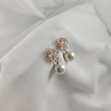 Boucles d’oreilles fantaisie perles et cristaux scintillants Boucles d’oreilles fantaisie perles et cristaux scintillants
