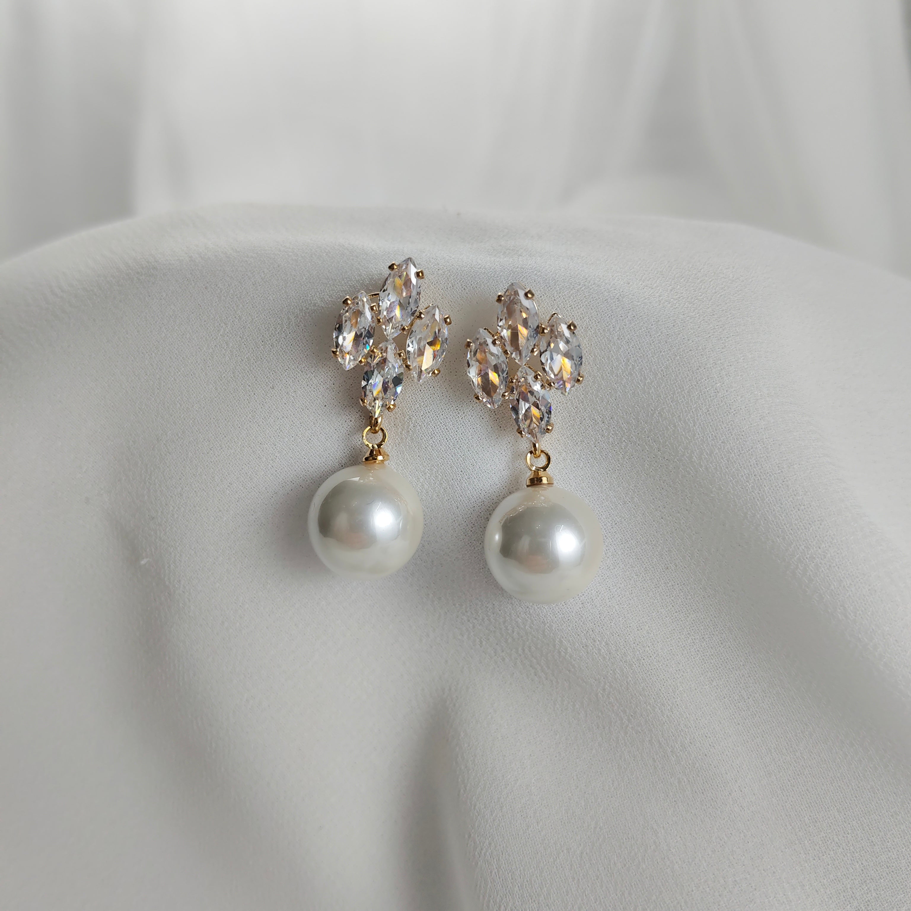 Boucles d’oreilles fantaisie perles et cristaux scintillants Boucles d’oreilles fantaisie perles et cristaux scintillants