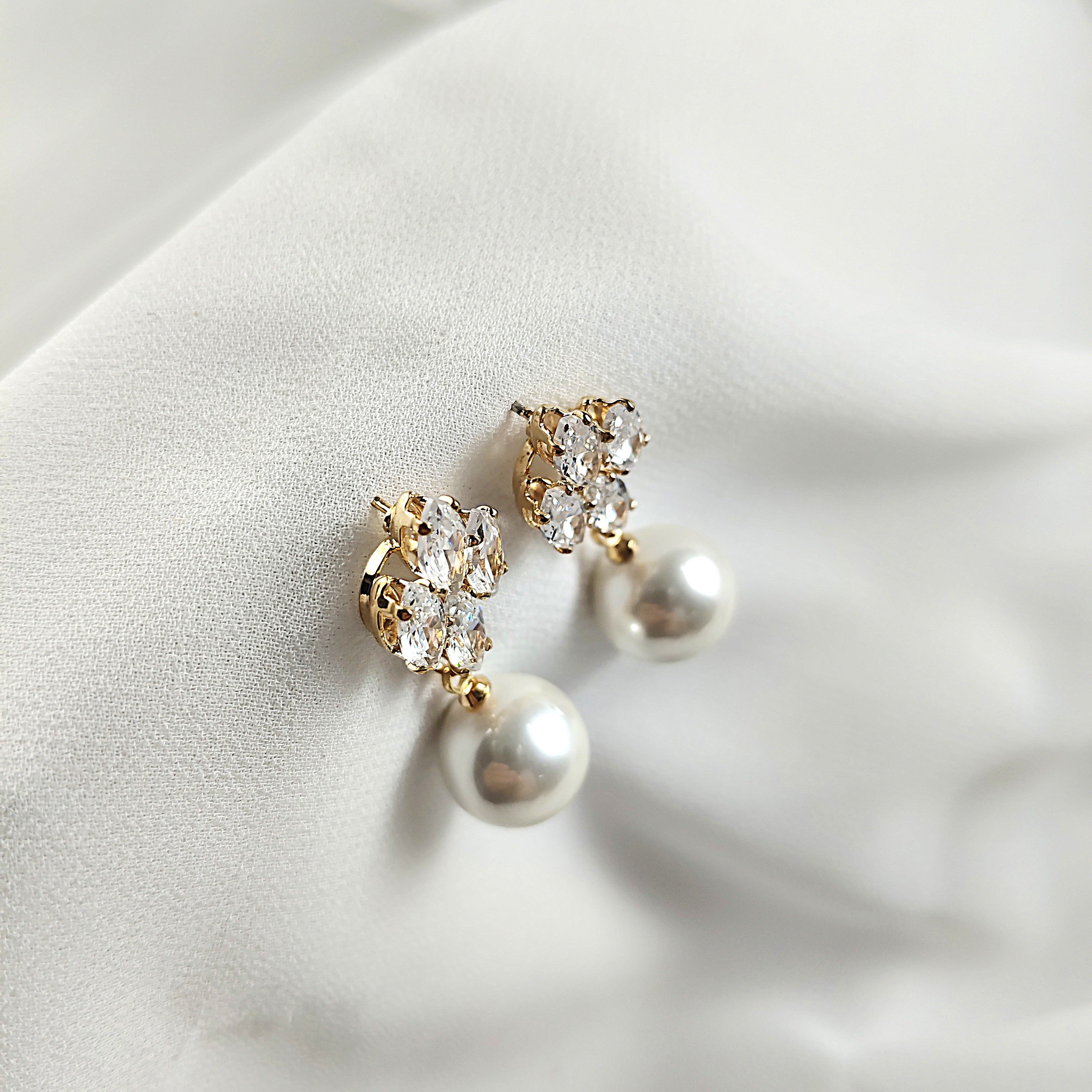 Boucles d’oreilles fantaisie perles et cristaux scintillants Boucles d’oreilles fantaisie perles et cristaux scintillants
