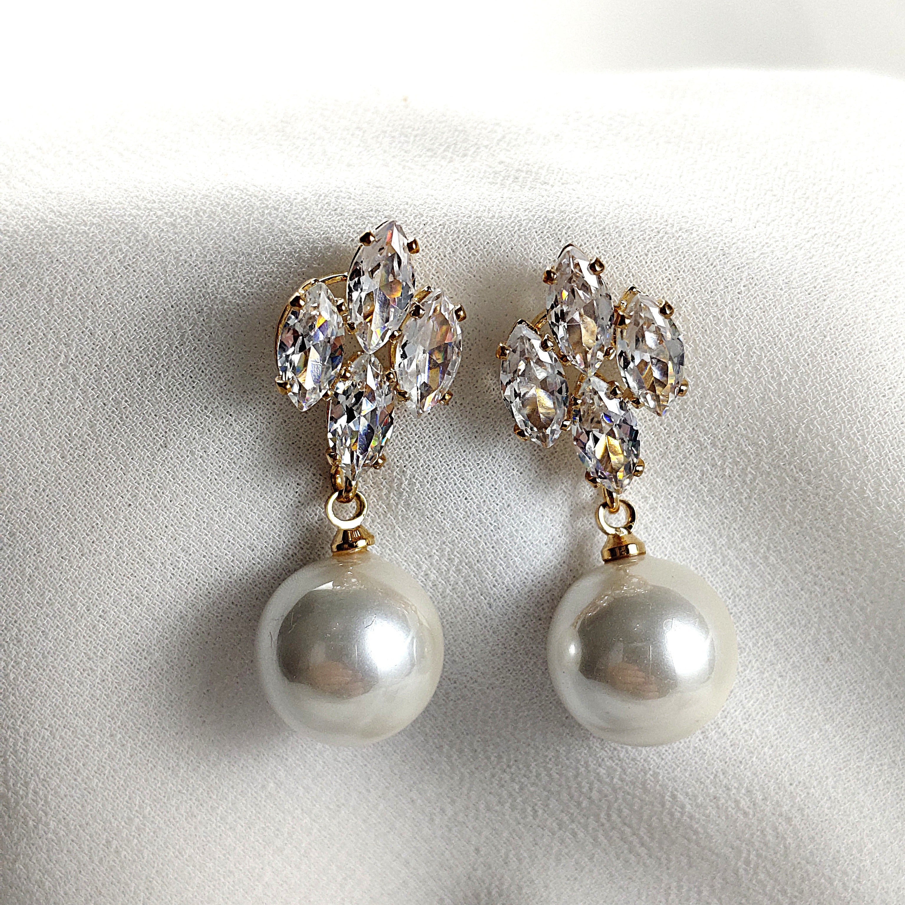 Boucles d’oreilles fantaisie perles et cristaux scintillants Boucles d’oreilles fantaisie perles et cristaux scintillants