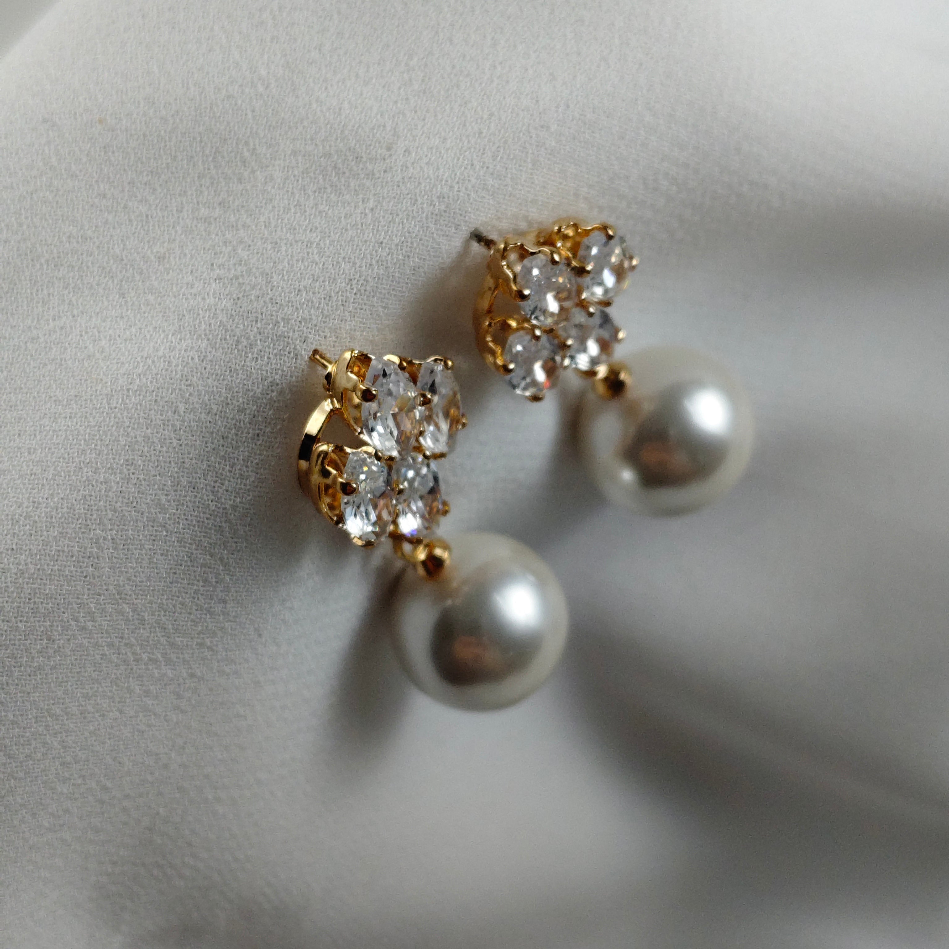 Boucles d’oreilles fantaisie perles et cristaux scintillants Boucles d’oreilles fantaisie perles et cristaux scintillants