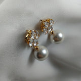 Boucles d’oreilles fantaisie perles et cristaux scintillants Boucles d’oreilles fantaisie perles et cristaux scintillants