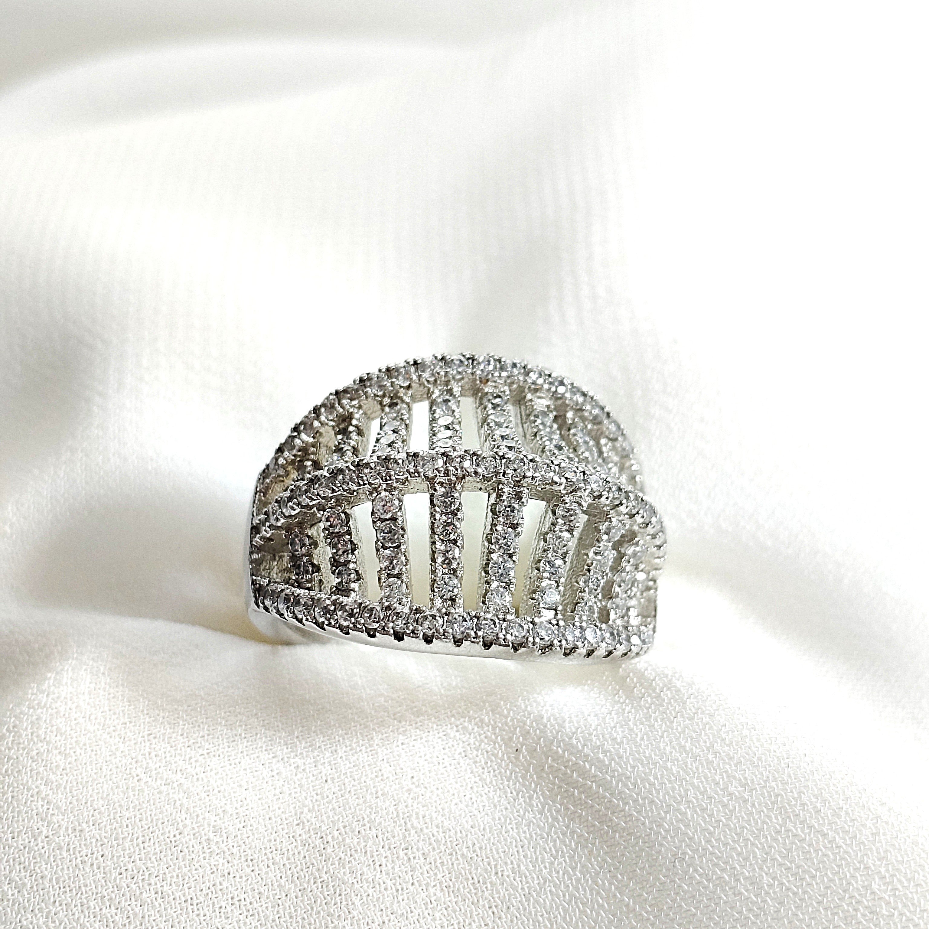 Bague en argent 925 ajourée pavée de zircons – Élégance moderne Bague en argent 925 ajourée pavée de zircons – Élégance moderne