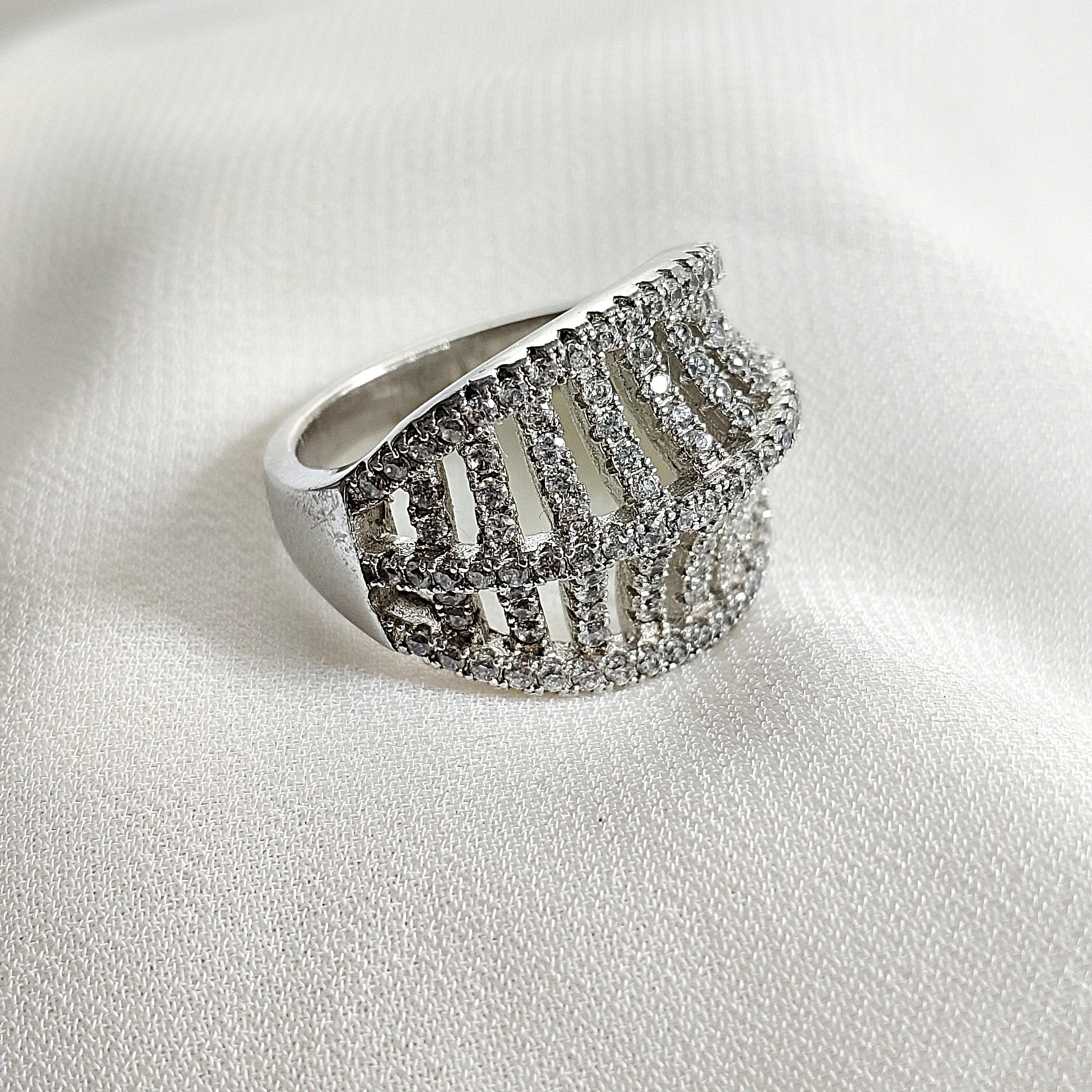 Bague en argent 925 ajourée pavée de zircons – Élégance moderne Bague en argent 925 ajourée pavée de zircons – Élégance moderne