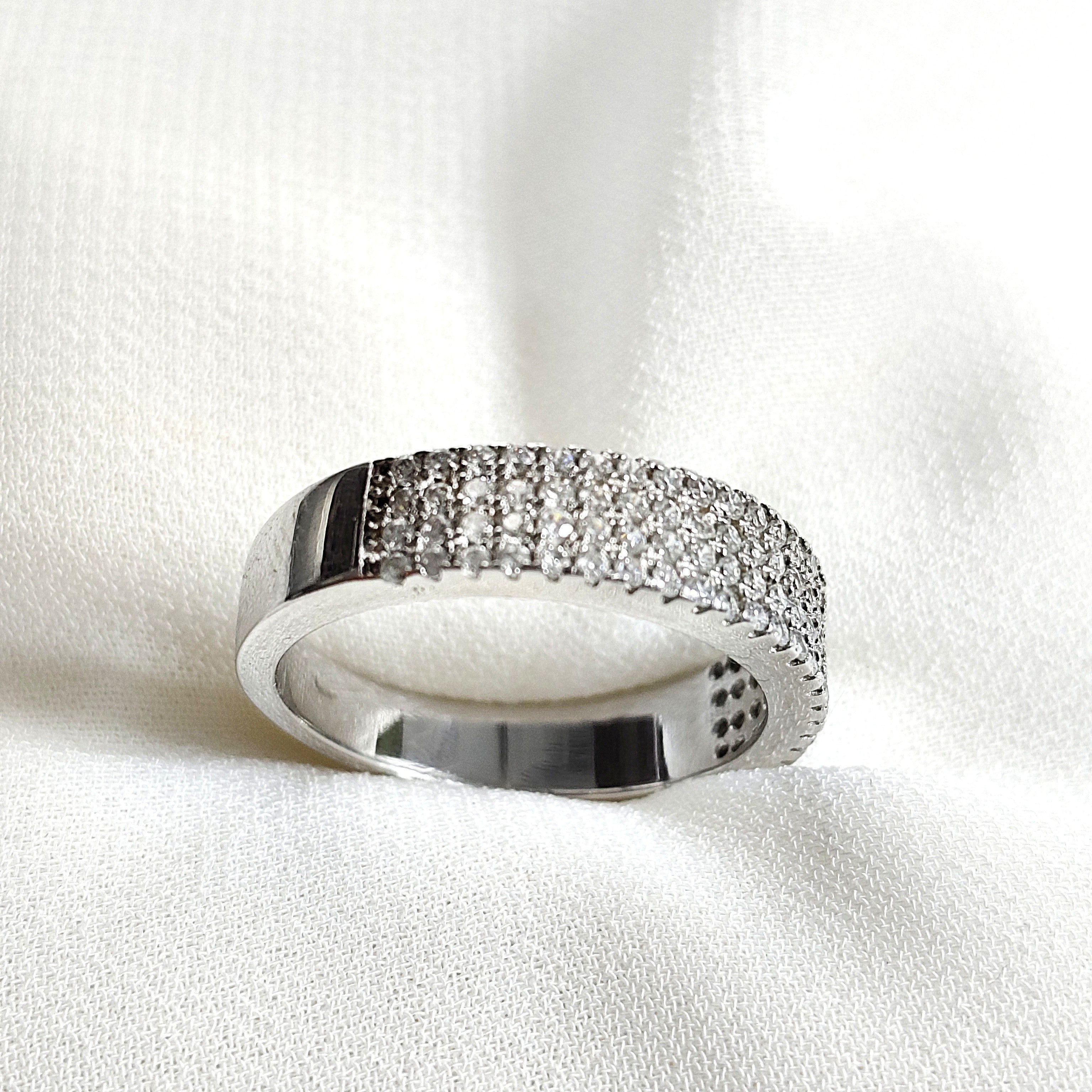Bague en argent 925 pavée de zircons – Élégance intemporelle Bague en argent 925 pavée de zircons – Élégance intemporelle